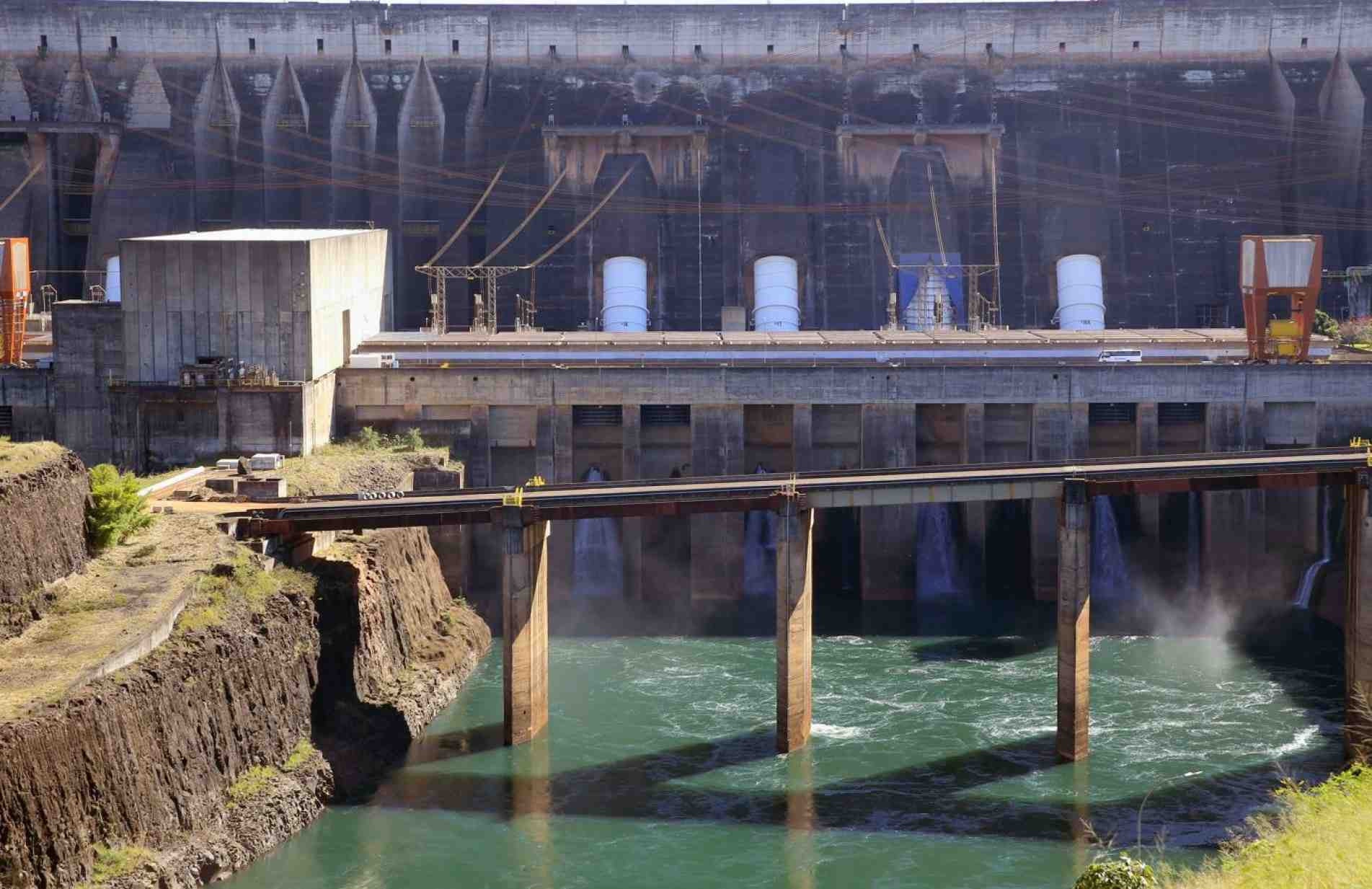 Hidrelétrica de Itaipu opera com baixa vazão do rio Paraná.