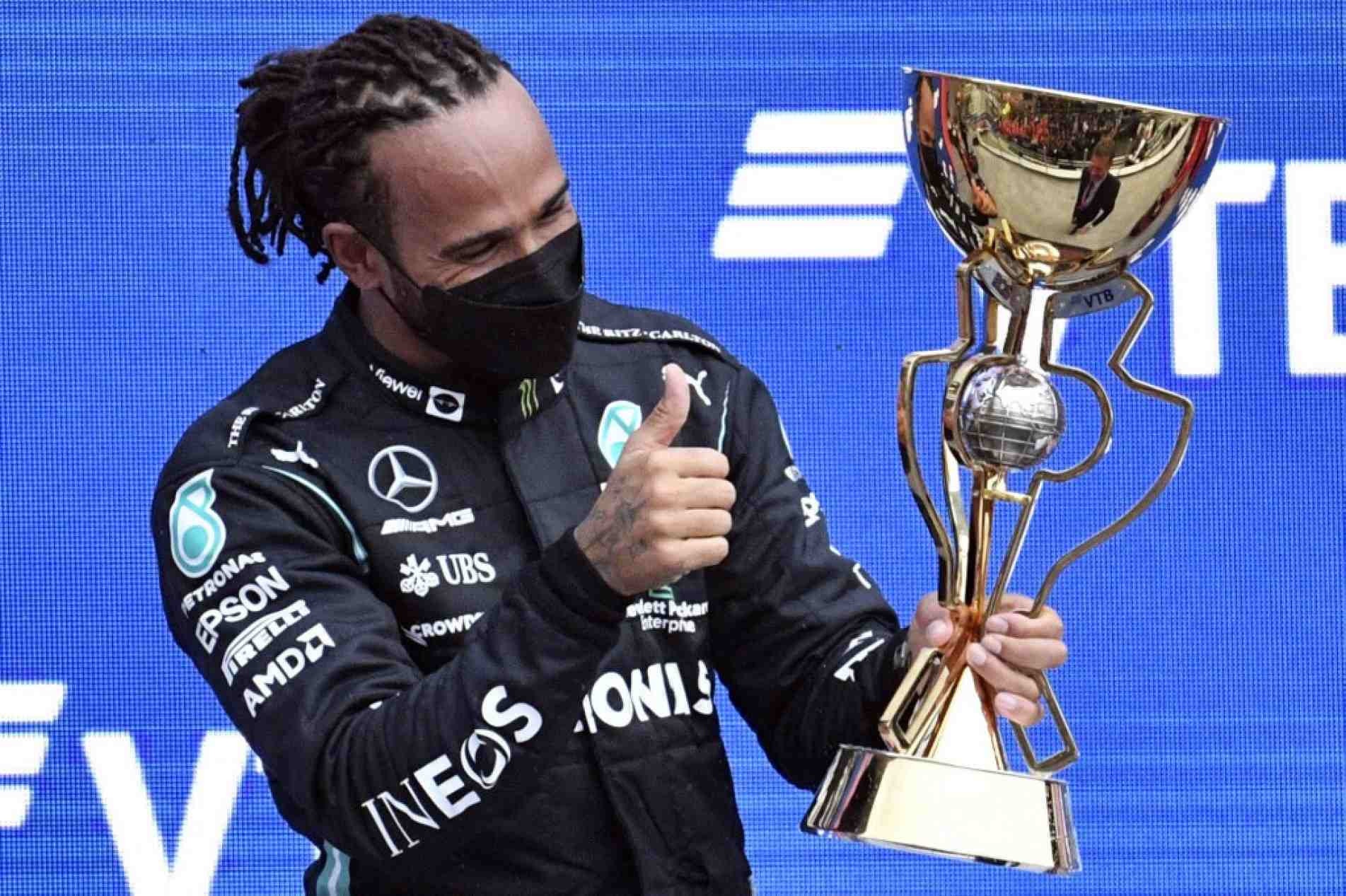 Lewis Hamilton comemora no pódio após o Grande Prêmio da Rússia de Fórmula 1