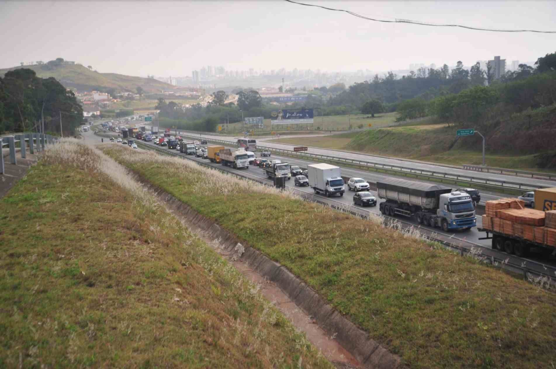 Rodovia Raposo Tavares está congestionada.