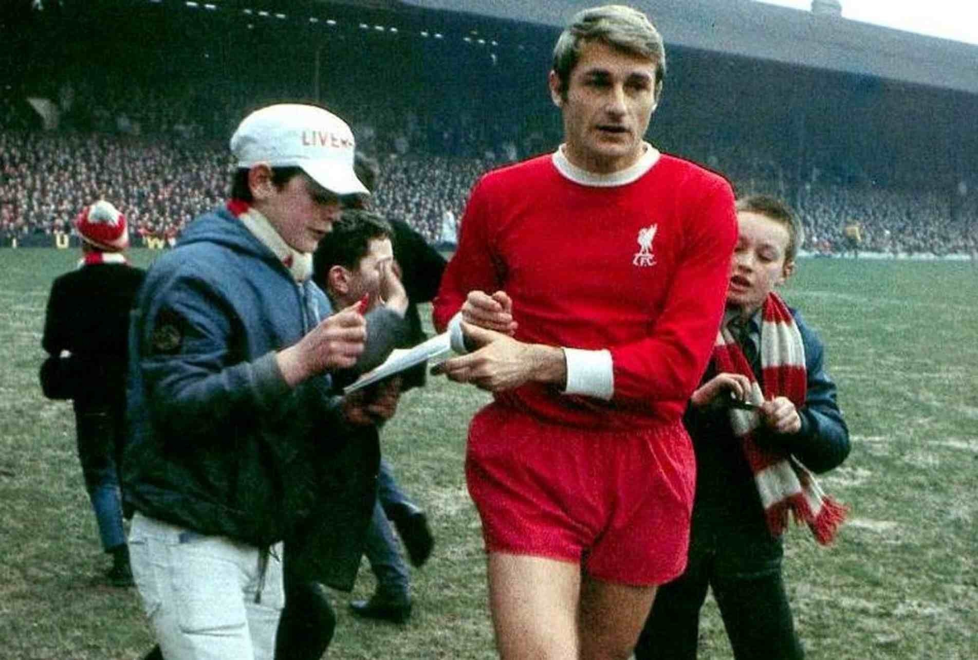 Hunt, na década de 60, defendendo a camisa do Liverpool