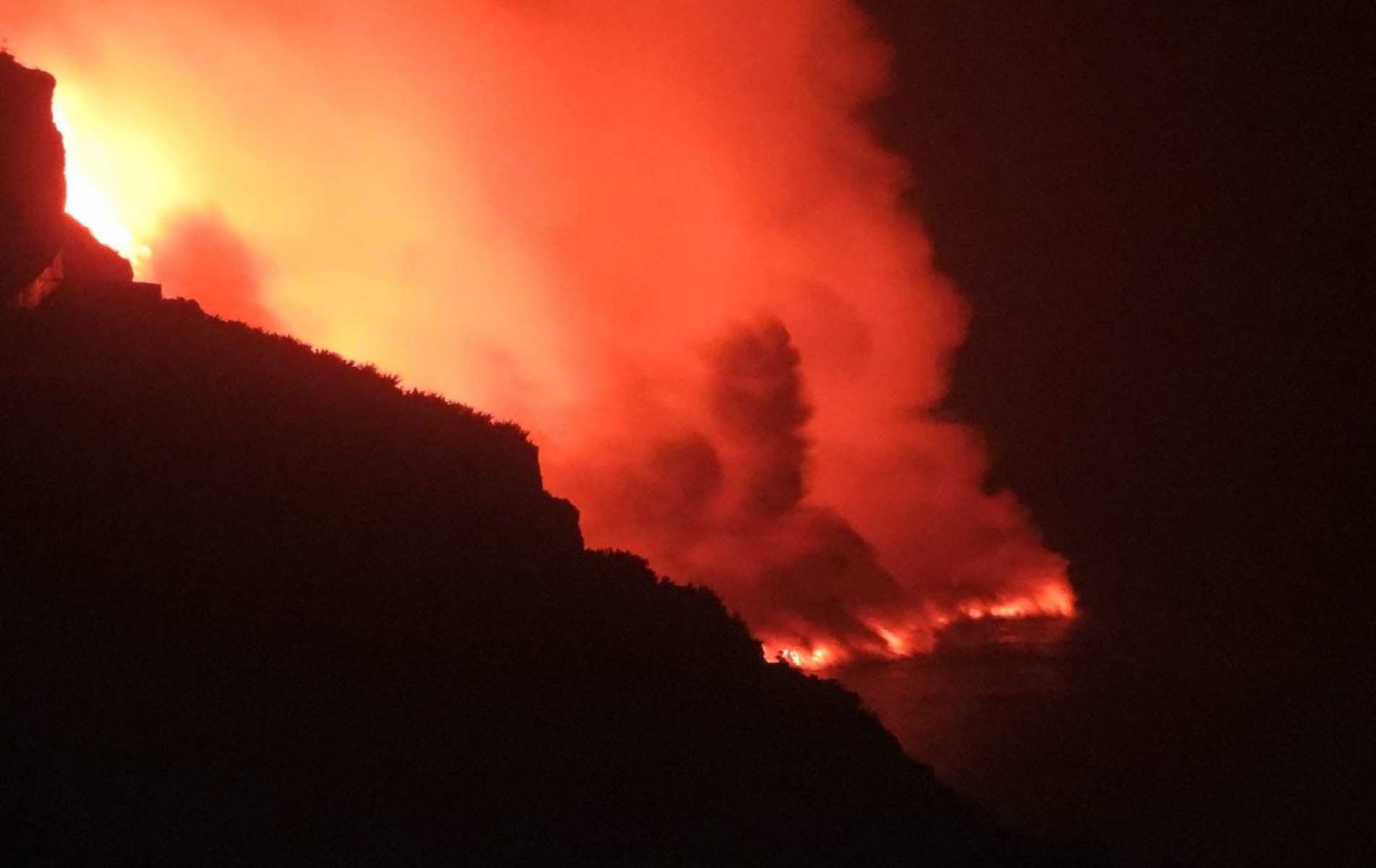 A lava provoca explosões ao se encontrar com o mar.