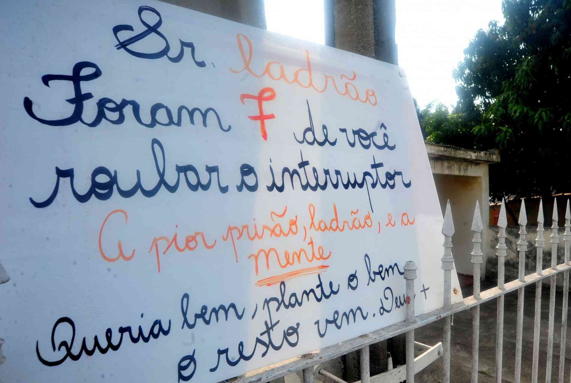 Cartaz está fixado no portão de residência da rua Dr. Cantídio de Moura Campos.