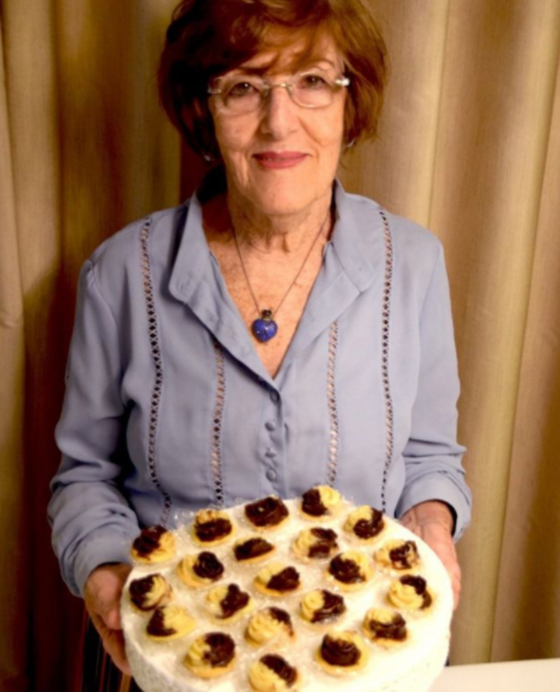 Aos 83 anos, aposentada produz doces para continuar na ativa