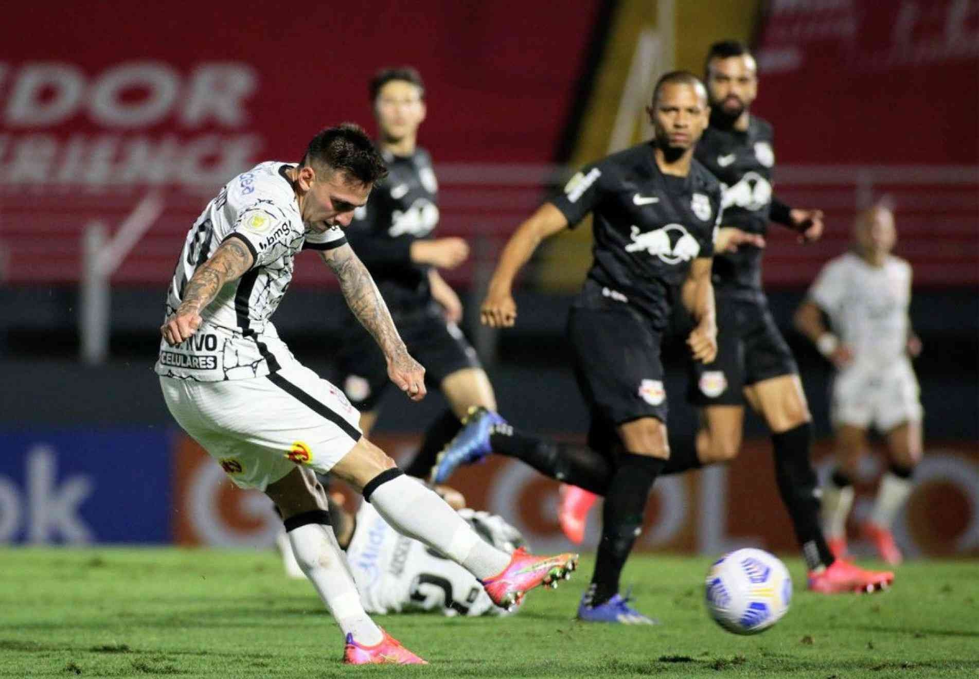 Aos 50 minutos do 2º tempo, Gustavo Mosquito fez o gol do empate por 2 a 2.
