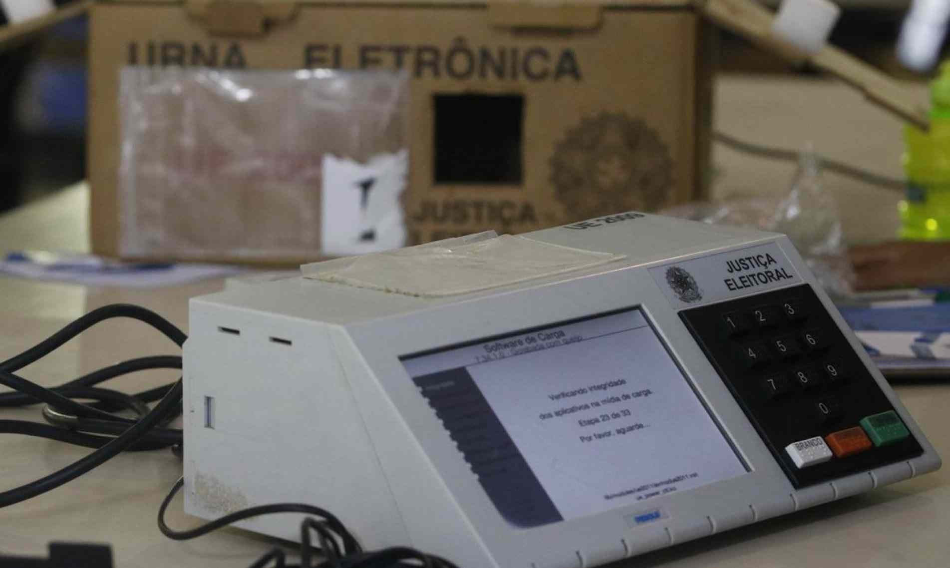 Urna eletrônica de contingência do TRE sendo preparada para envio aos locais de votação nas eleições municipais de 2020. 