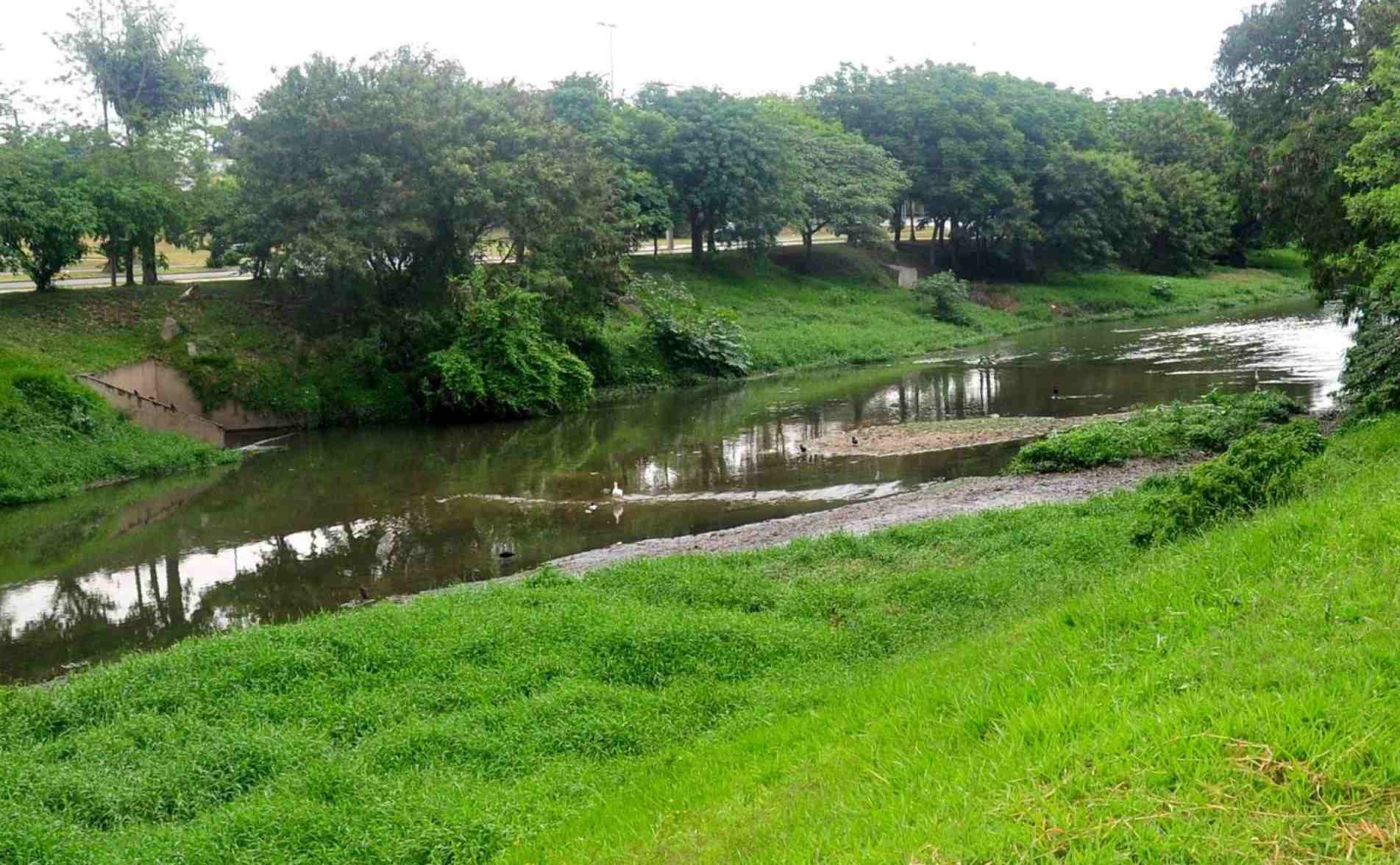 Chuva não foi suficiente para fazer desaparecer bancos de areia no rio Sorocaba.