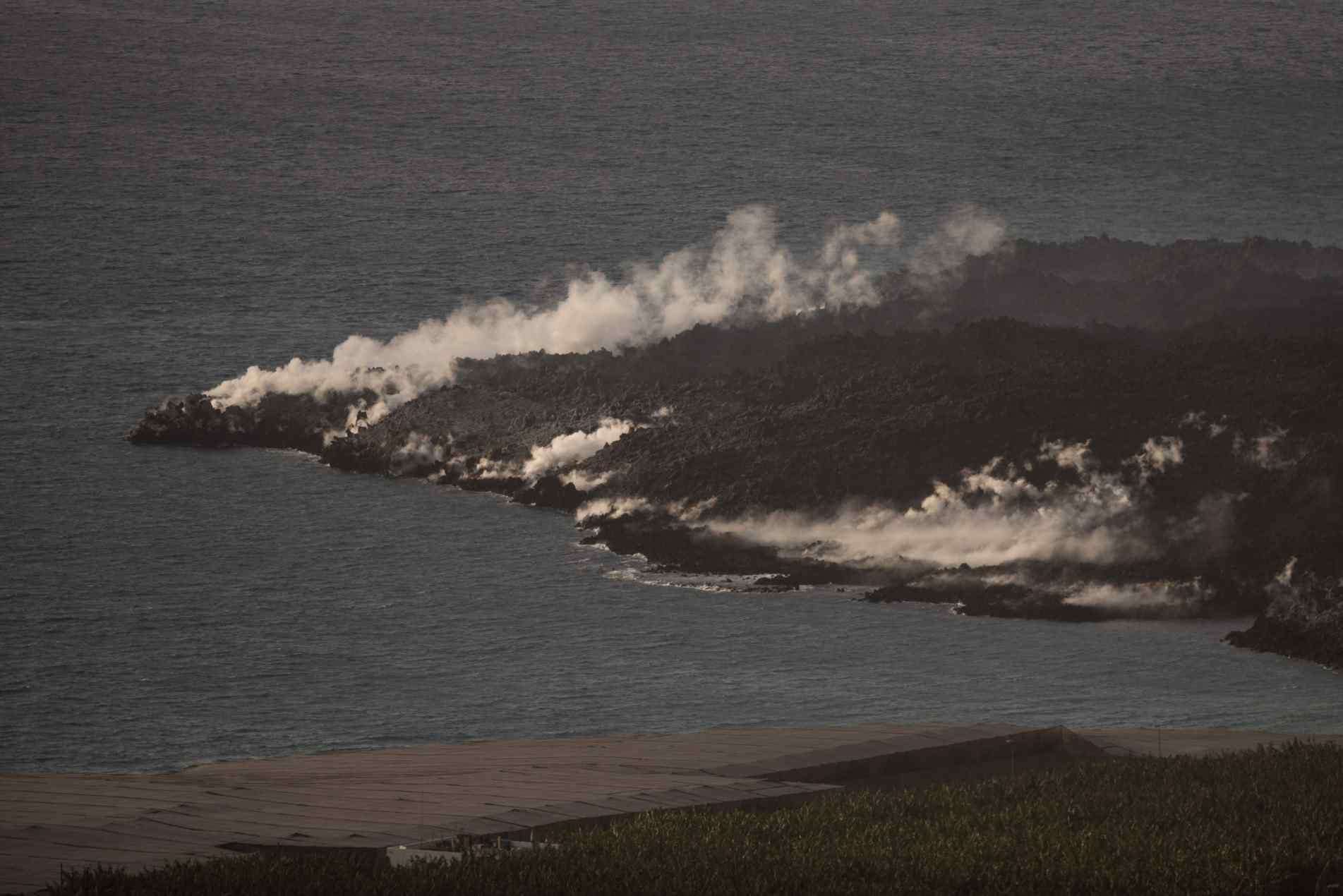 A lava expelida pelo Cumbre Vieja avança sobre o mar.