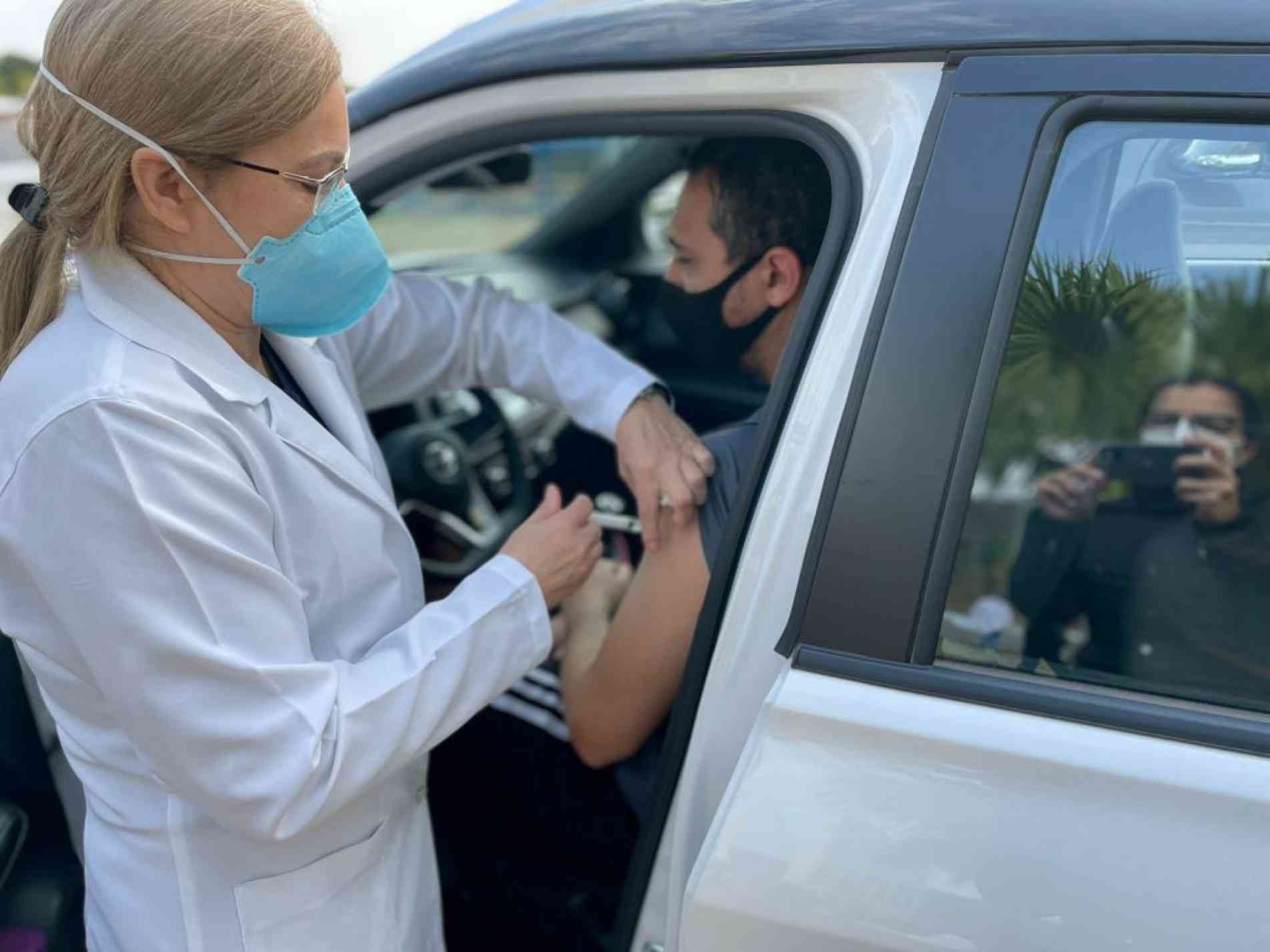 Pessoas que tomaram a 1ª dose da Pfizer até 10 de agosto recebem a 2ª aplicação nesta quarta-feira (6).