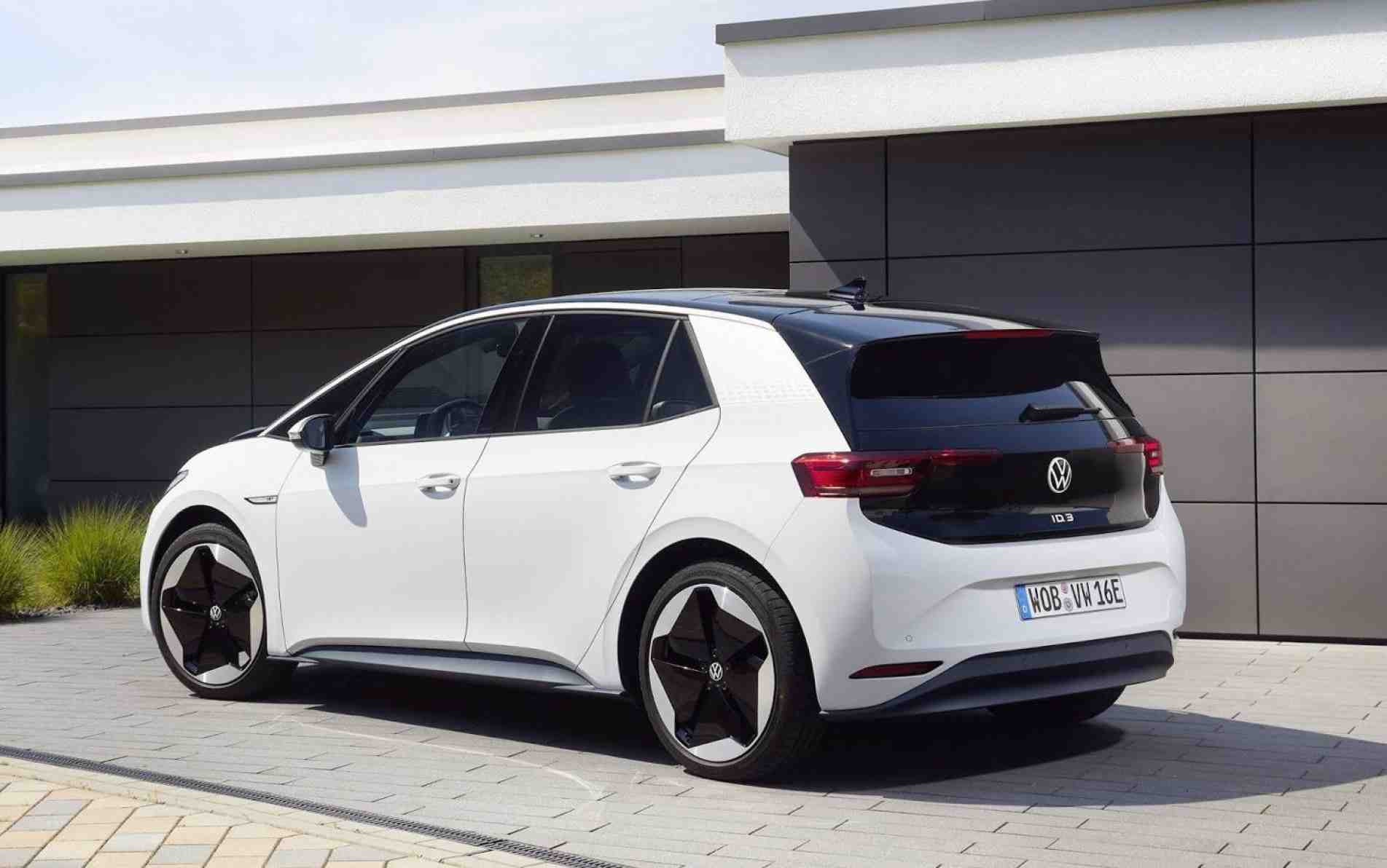 Atual carro elétrico de entrada da Volkswagen, o hatch ID.3 chegará ao Brasil em breve. As vendas vão começar na primeira metade de 2022. Em agosto, hatch da marca alemã foi o elétrico mais vendido da Europa, superando o Tesla Model 3.