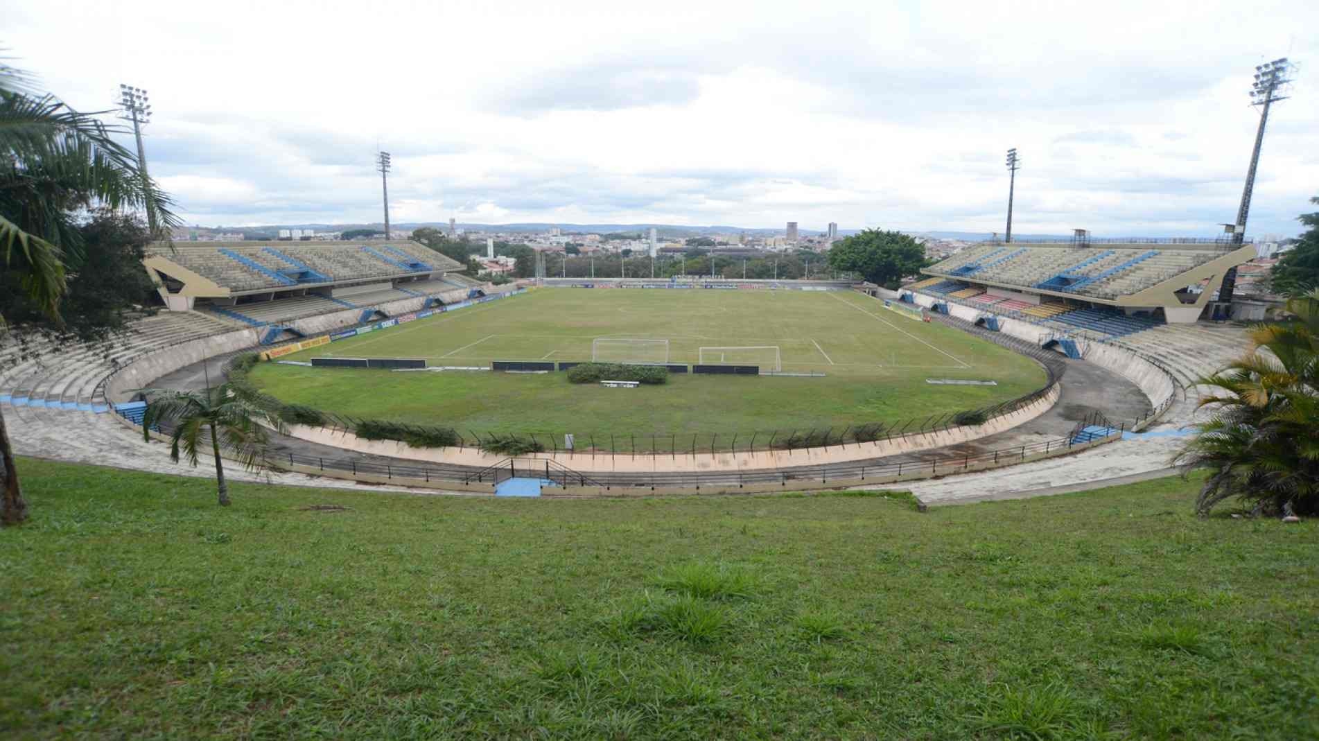 Estádio Municipal de Sorocaba Walter Ribeiro vista aberta do gramado.