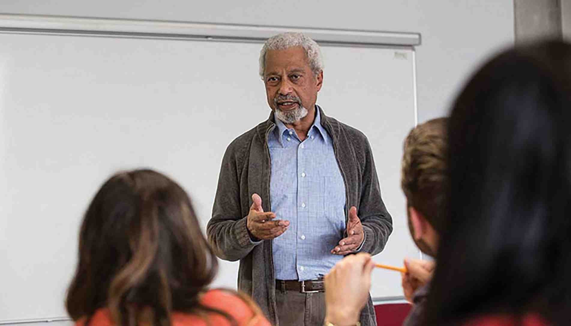 Abdulrazak Gurnah durante aula na Universidade de Kent.