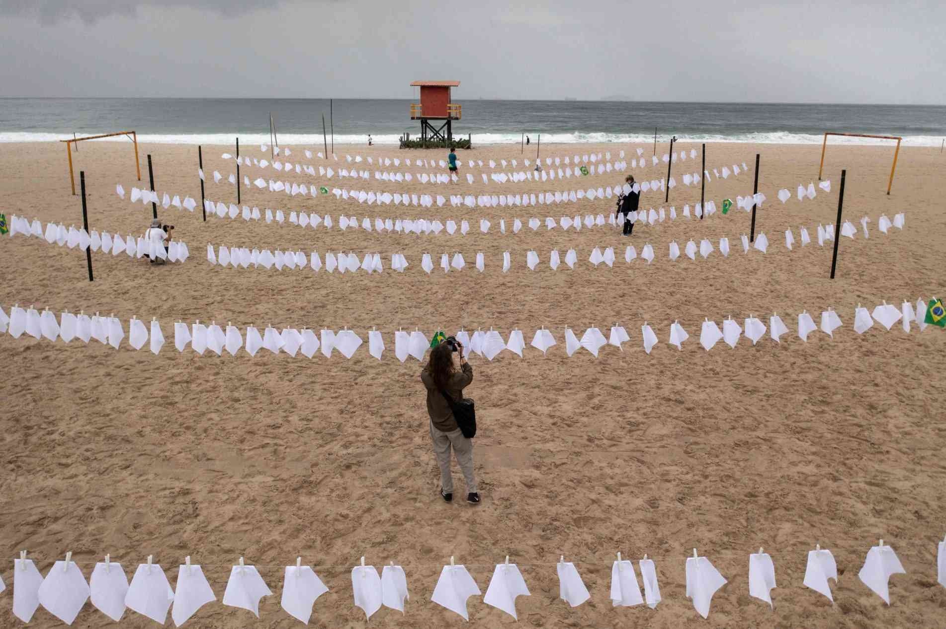 Vítimas foram homenageadas ontem na praia de Copacabana.