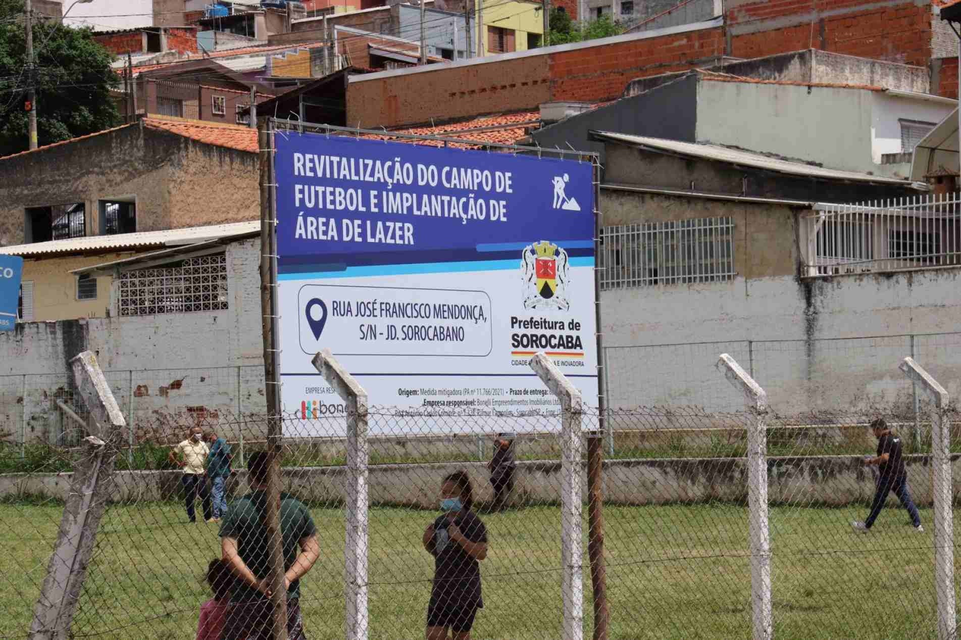 Prefeitura inicia revitalização de campo de futebol e implantação de praça no Jardim Sorocabano