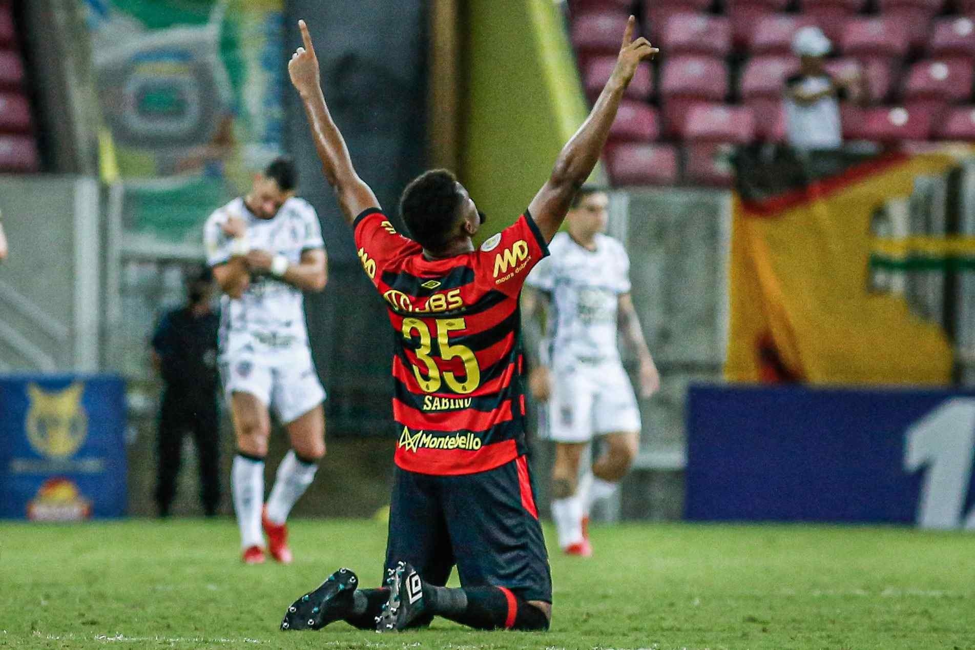 Os jogadores do Sport comemoraram como um título a vitória que tirou o time da zona de rebaixamento.