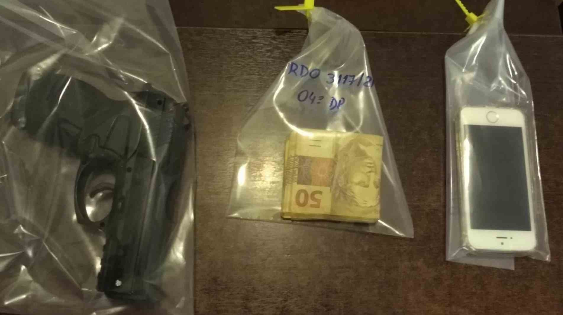 Homem foi detido com uma arma de plástico, R$ 735 e um celular.