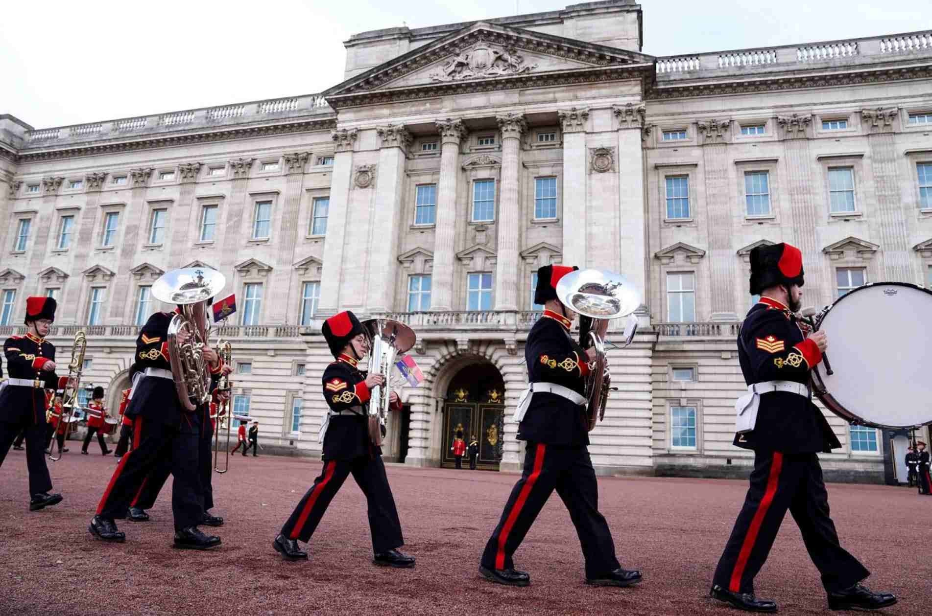 Troca da guarda em frente ao Palácio de Buckingham, em Londres: as novas regras passaram a vigorar ontem (11).