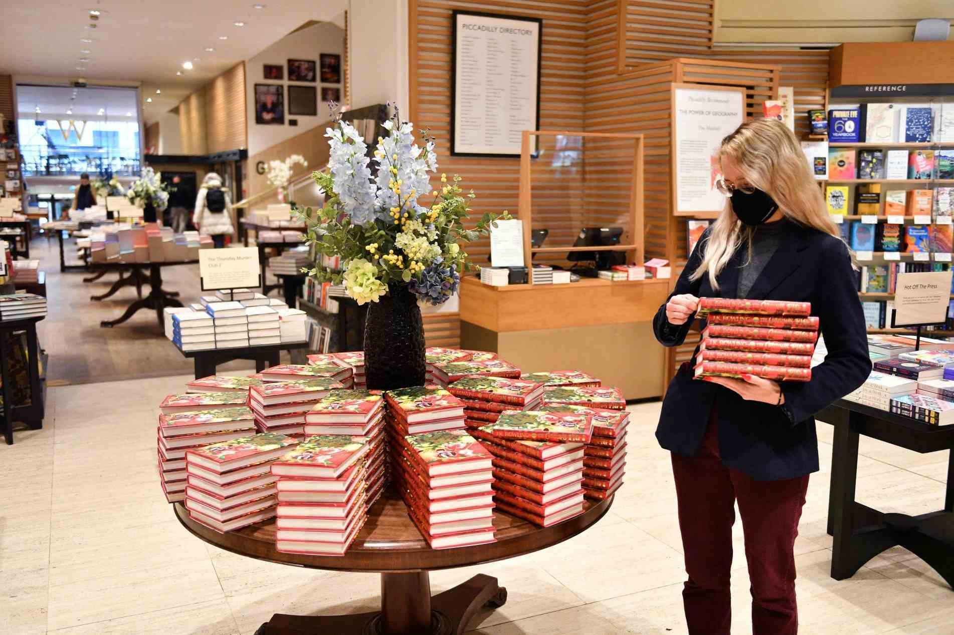 Funcionária de uma livraria londrina prepara display para "Jack e o Porquinho de Natal", livro de J. K. Rowling lançado mundialmente ontem (12).