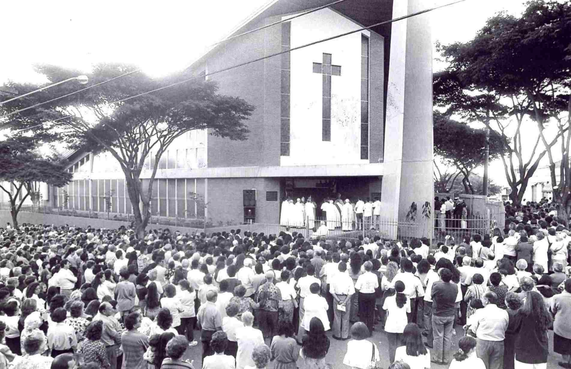Inauguração da nova igreja em 1994.