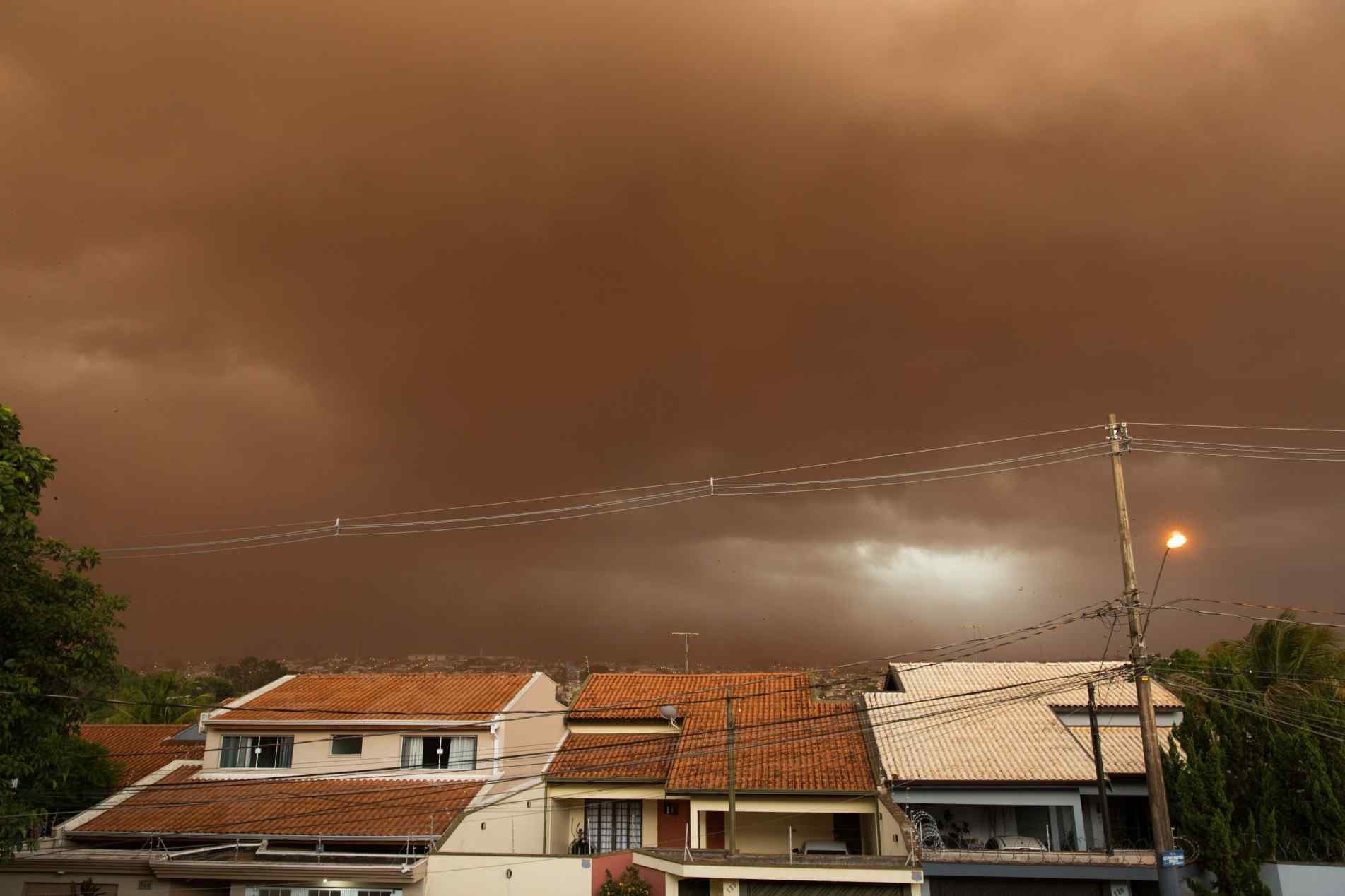 O céu ficou vermelho e uma nuvem de poeira encobriu a cidade de Ribeirão Preto.