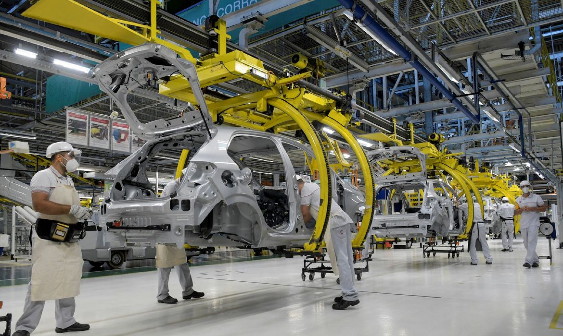 Os trabalhadores da montadora Fiat Chrysler Automobiles constroem um modelo Argo 2020, em meio à disseminação da doença por coronavírus (COVID-19), na fábrica de montagem em Betim
