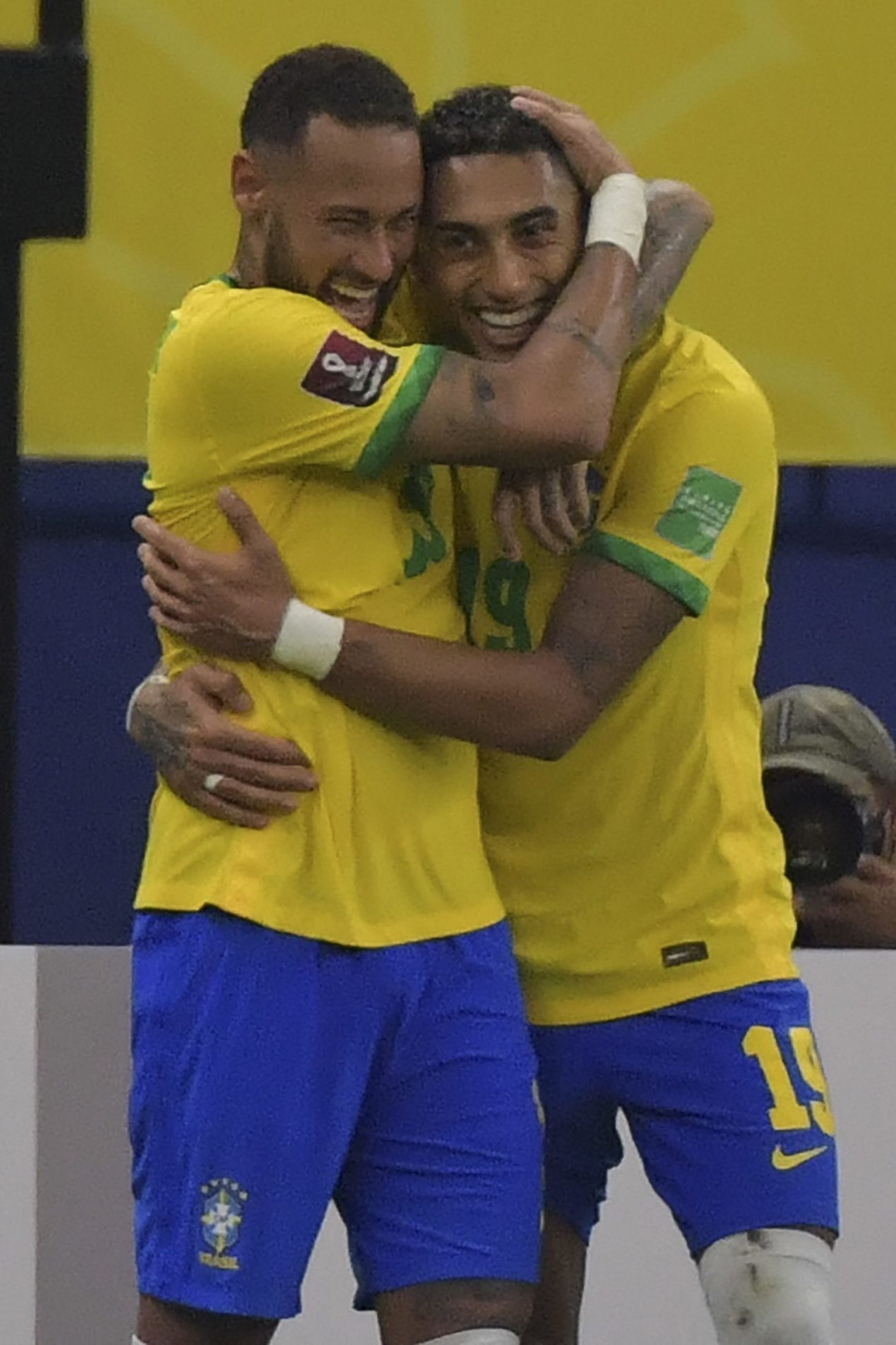 Atacante festeja gols pela seleção com Neymar.