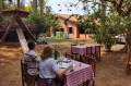 No Picanha na Villa, cliente pode optar por mesas ao ar livre, em meio ao jardim - RÔ GALVÃO