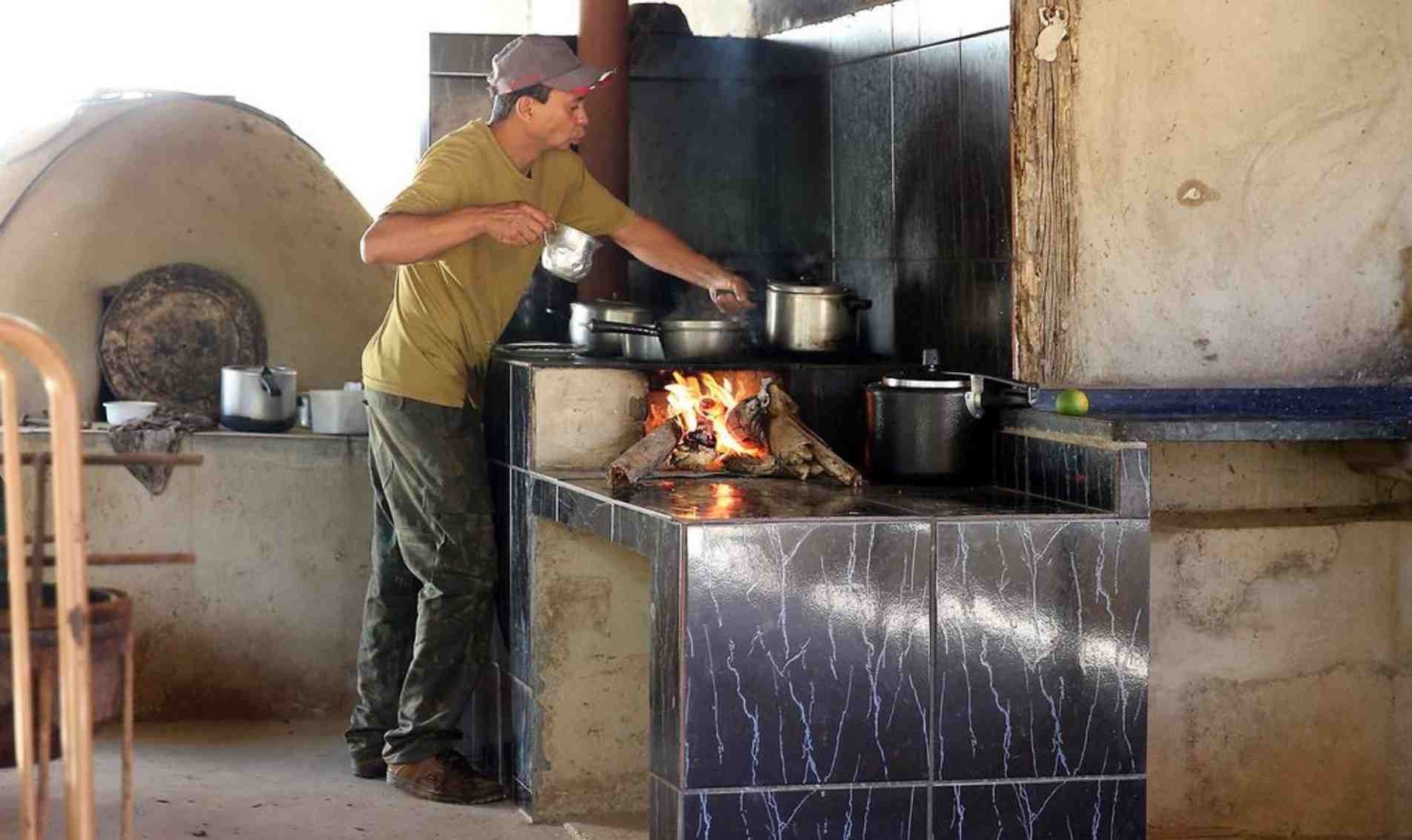 Para quem tem em casa, fogão de lenha é uma alternativa.