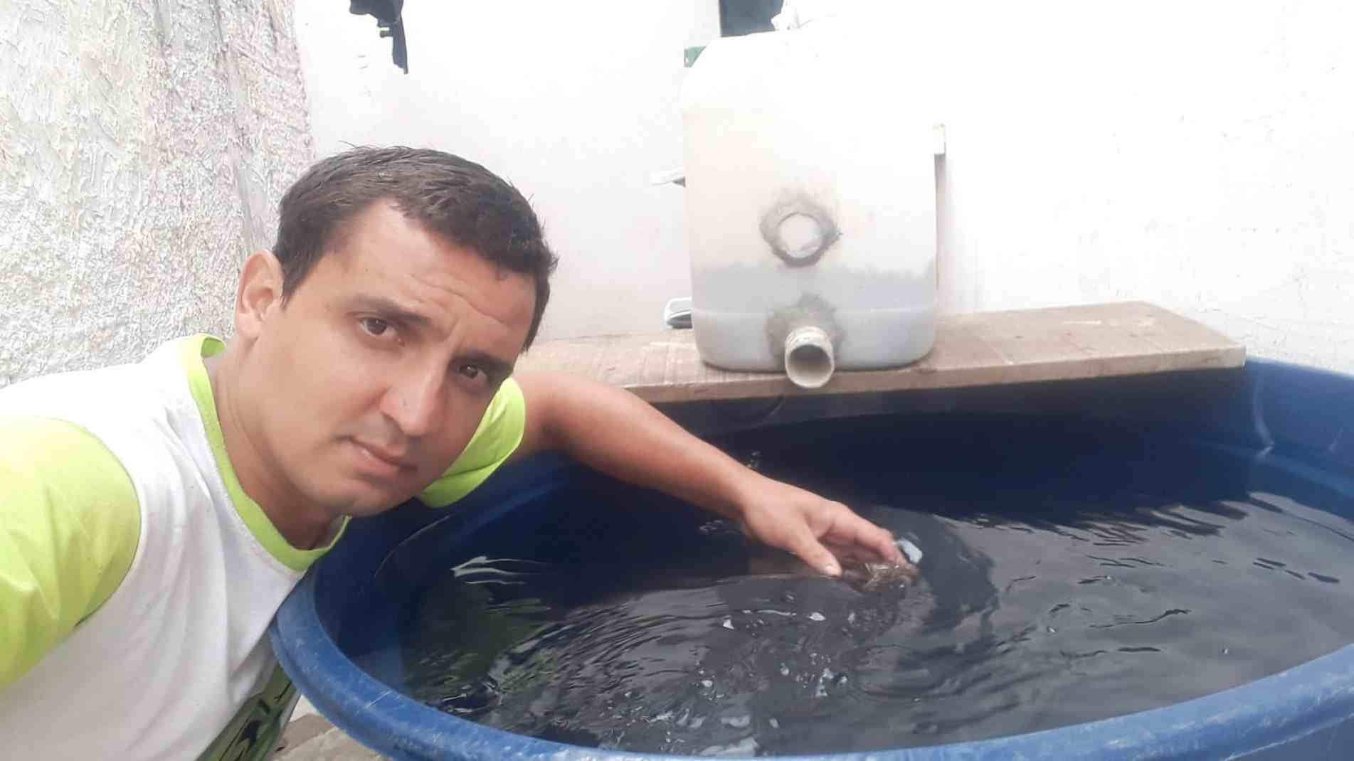 Luiz Antonio Feitosa há quase dois anos capta água da chuva em sua casa para economizar água.