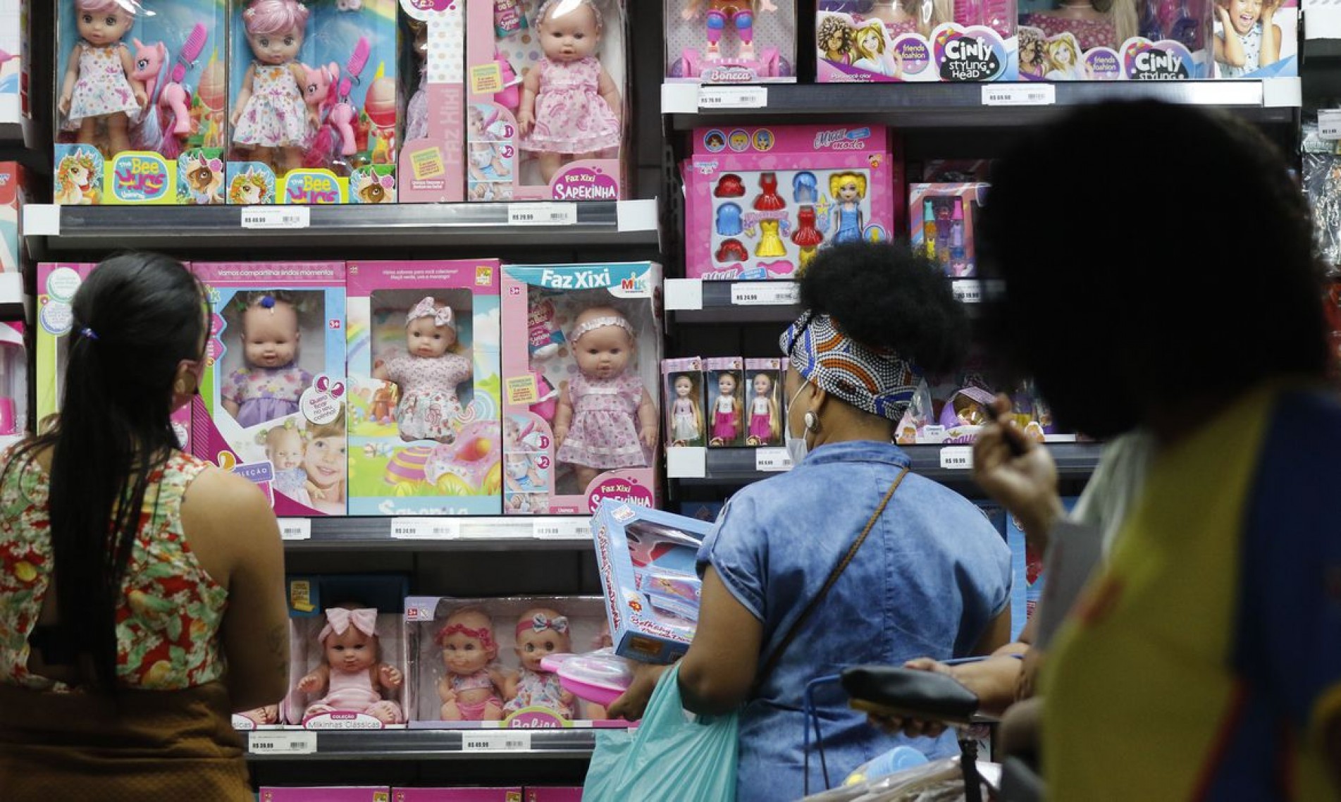 Movimento de vendas de brinquedos para o Dia das Crianças, comércio varejista nas ruas do Polo Saara, centro do Rio de Janeiro.