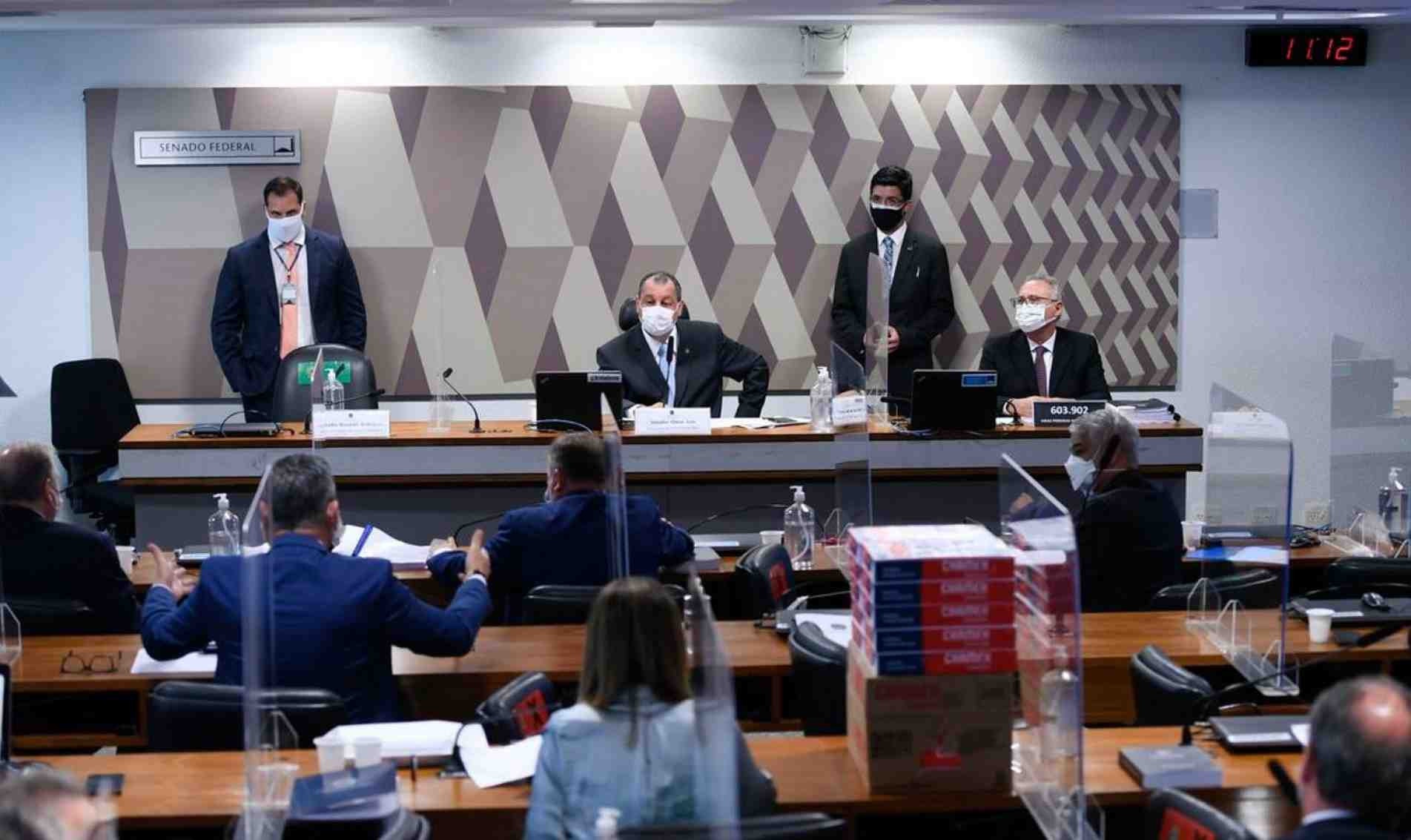 O presidente da CPI, Omar Aziz, e o relator Renan Calheiros, durante a leitura do relatório.