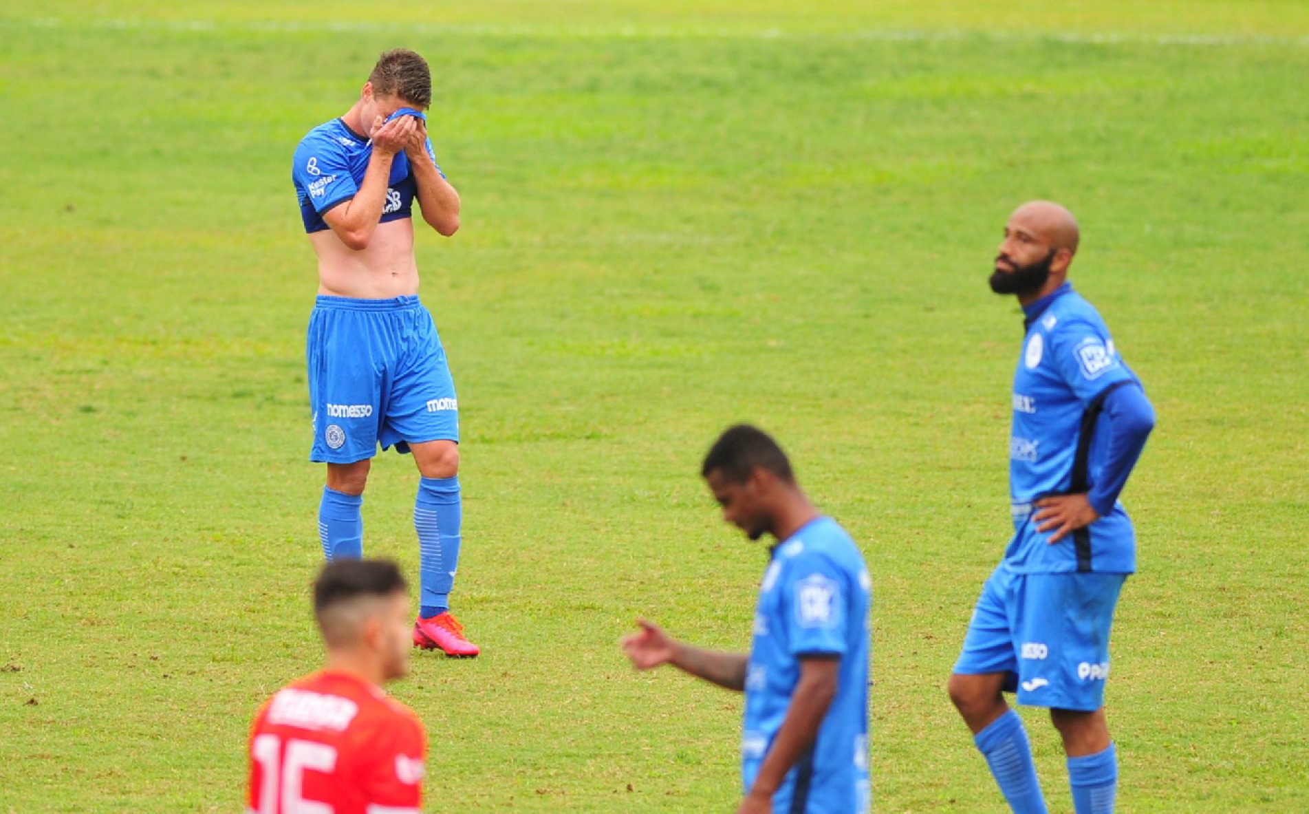 Jogadores do São Bento lamentam derrota e eliminação da Copa Paulista
