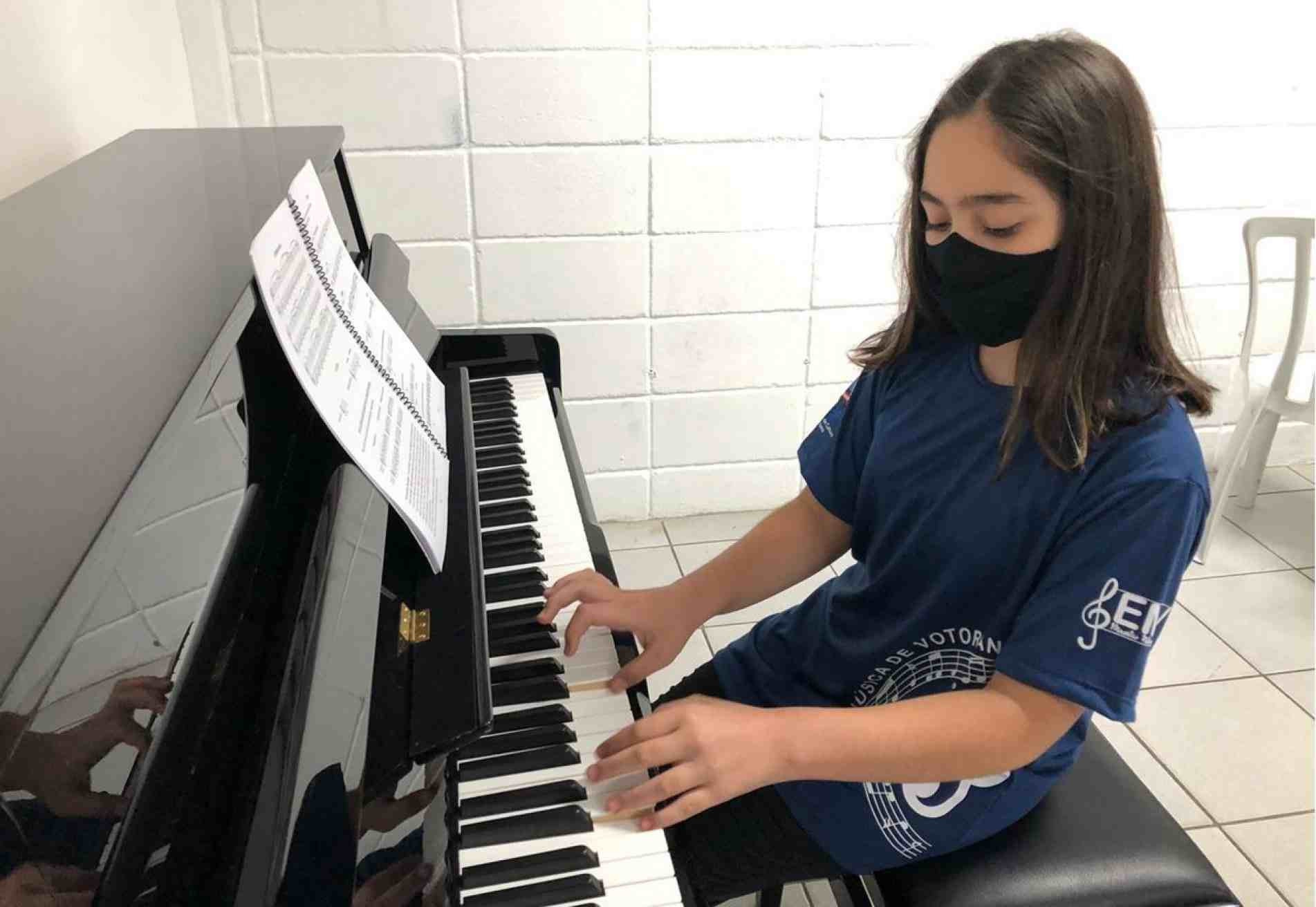 Juliana Nascimento, de 12 anos: música no piano traz calma.