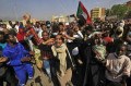 A população que protesta usa a bandeira do Sudão - AFP
