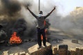 Os manifestantes queimaram objetos para bloquear a via - AFP