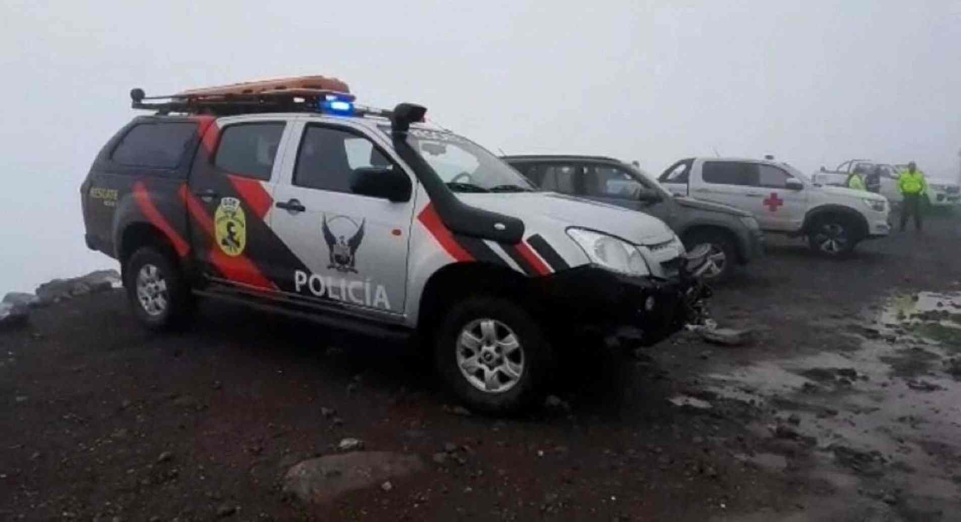 Foto divulgada pela assessoria de imprensa da Polícia Nacional do Equador, mostrando veículos durante uma operação de resgate após um deslizamento de neve