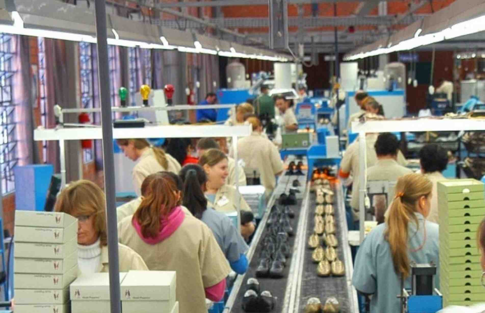 Setor industrial abriu 76 mil empregos no mês passado.