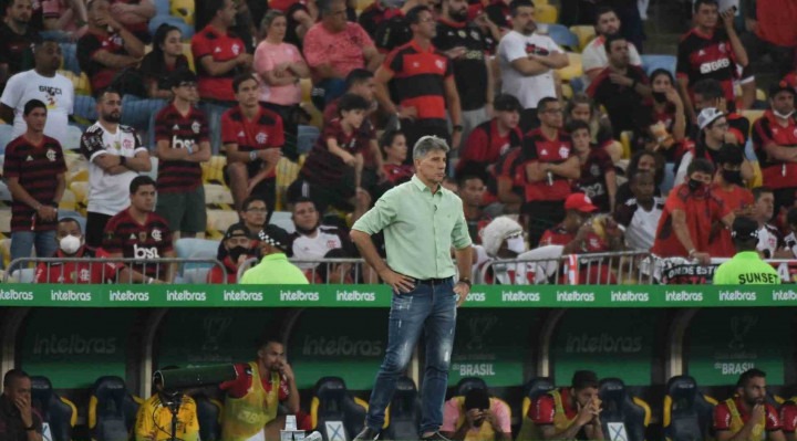 Torcida xingou o técnico em eliminação no Maracanã.