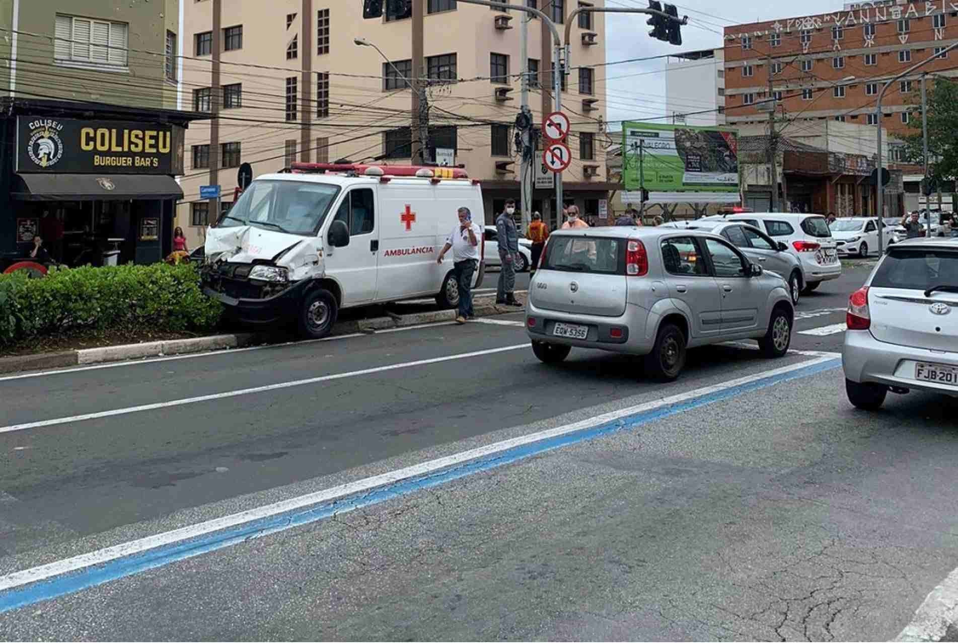 Acidente na avenida General Carneiro deixa motorista levemente ferido