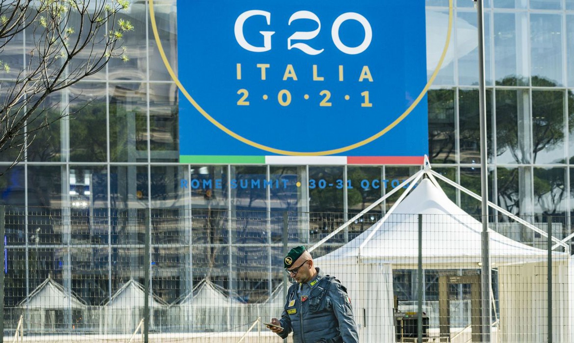 Military police around the L a Nuvola Congress Center before the celebration of the G20 Summit in Roma. (Photo by Celestino Arce/NurPhoto)NO USE FRANCE