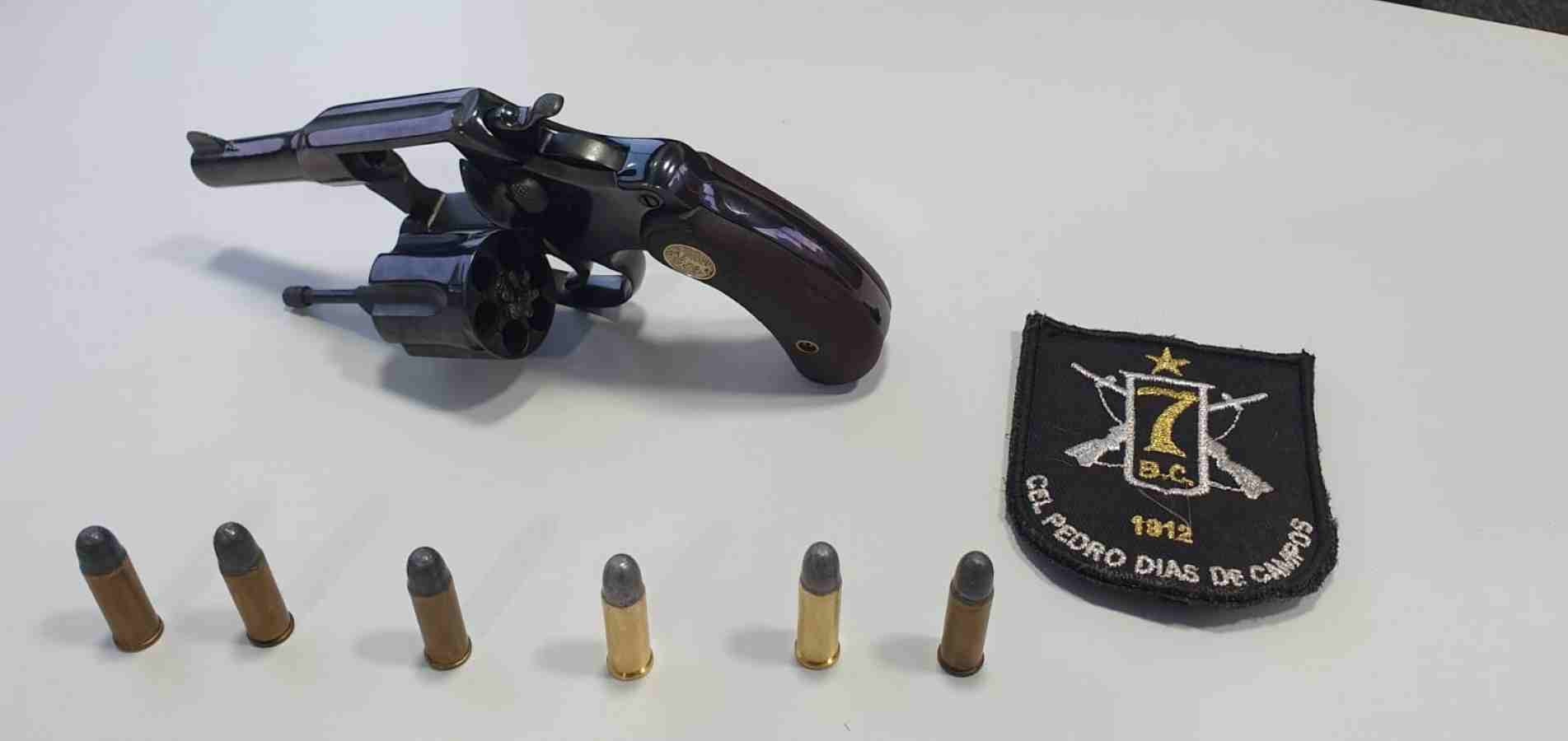 Policiais localizaram uma arma de fogo calibre 32, com seis munições intactas