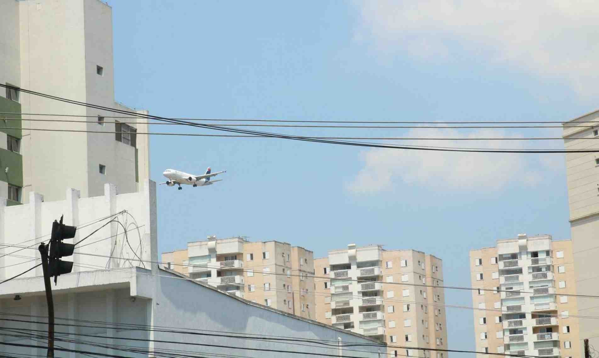 São Paulo - Avião da Latam, antiga TAM, sobrevoa o bairro de Jabaquara.