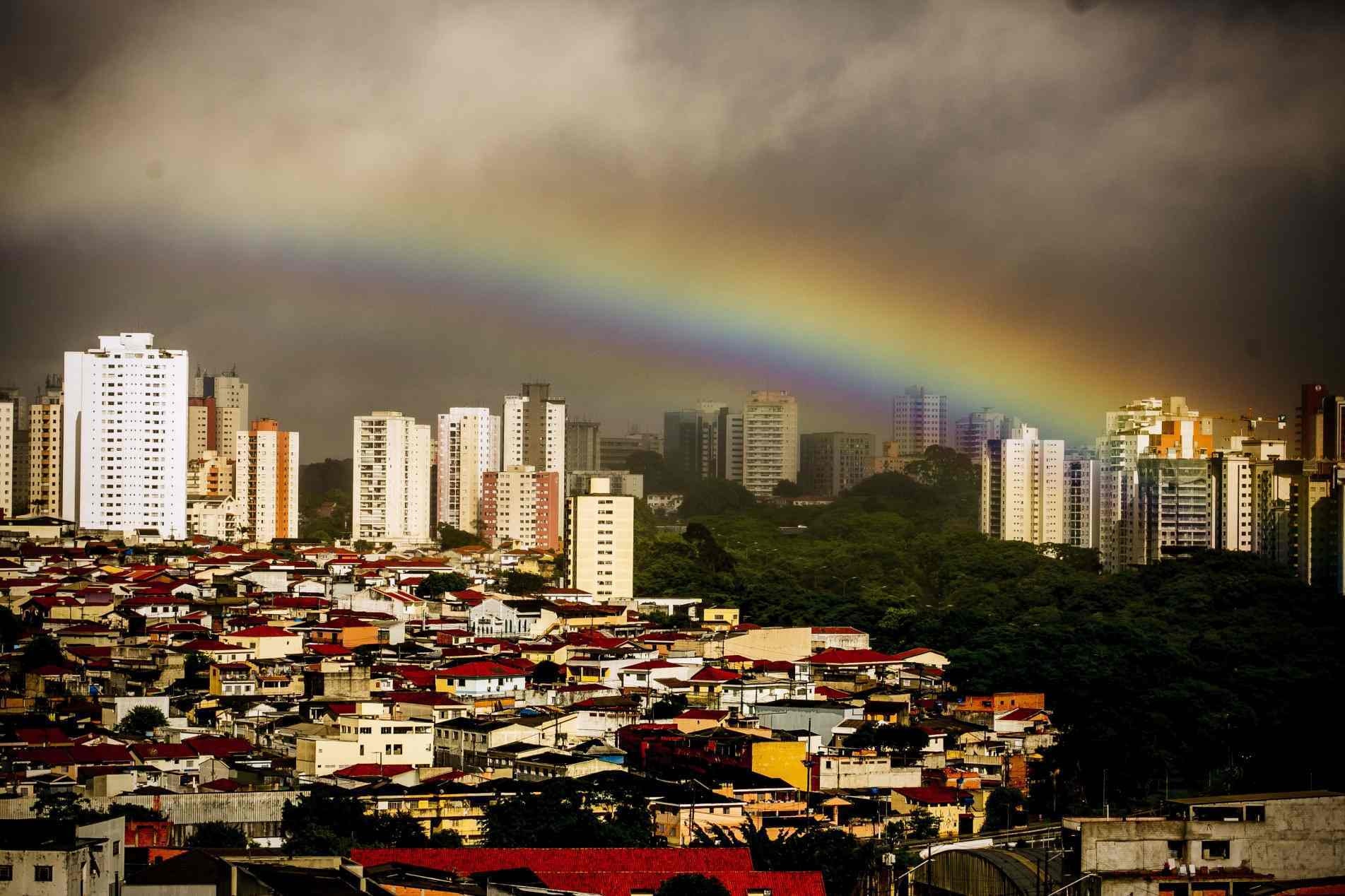 Arco íris no céu da região do Jabaquara, São Paulo, SP no início da manhã dessa terça-feira.