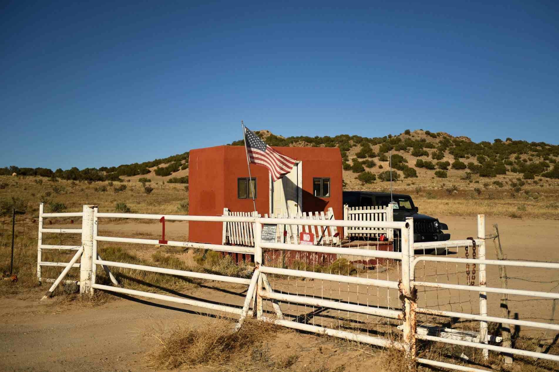 Entrada do rancho onde uma diretora morreu após um tiro acidental durante as gravações de um filme