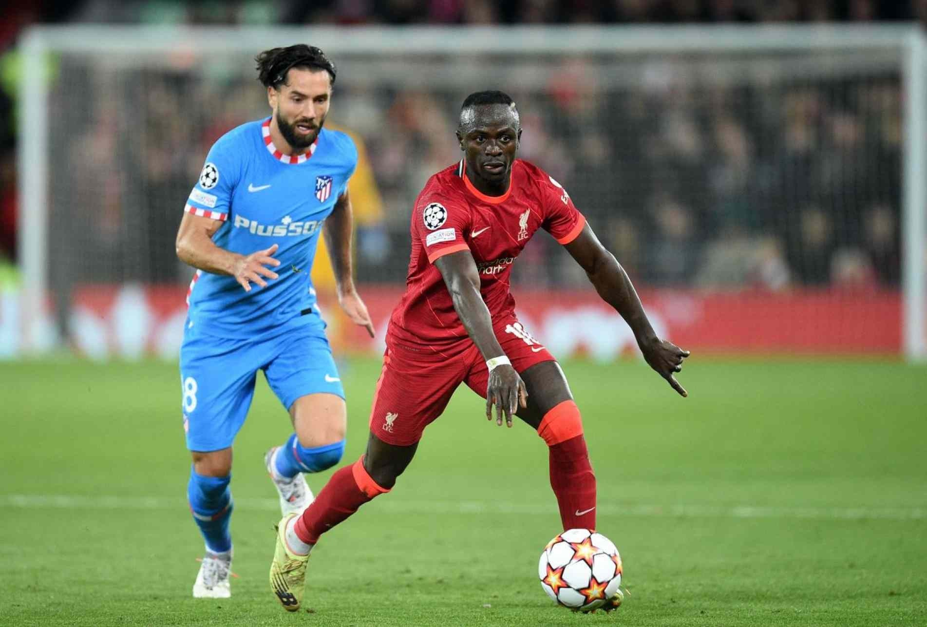 Brasileiro Felipe, do Atlético, foi expulso; Mané fez gol pelo Liverpool.