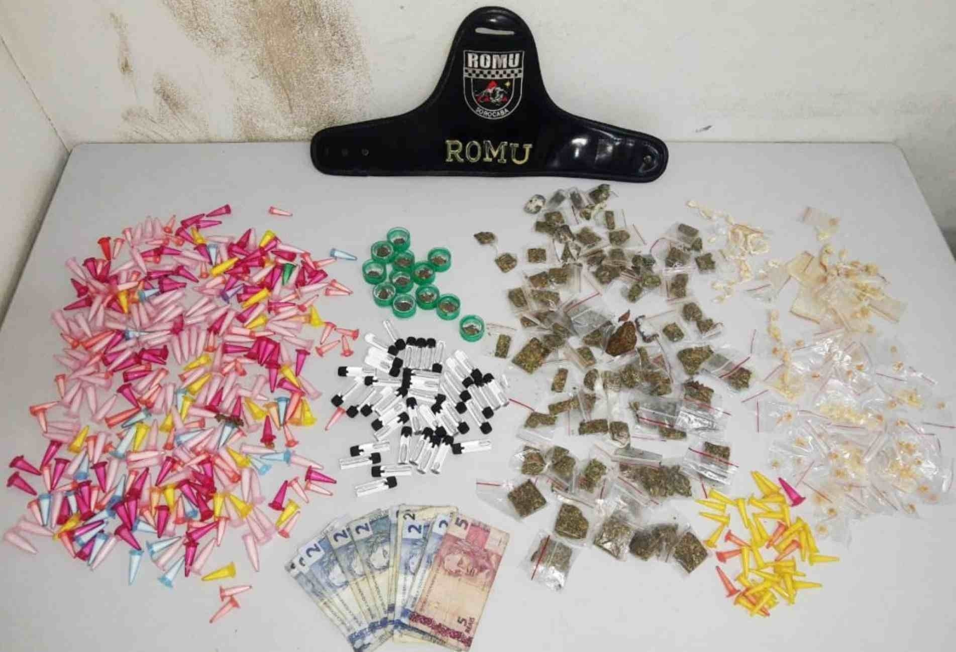 Ele levava 327 pinos de cocaína, 86 porções de maconhas e outras drogas