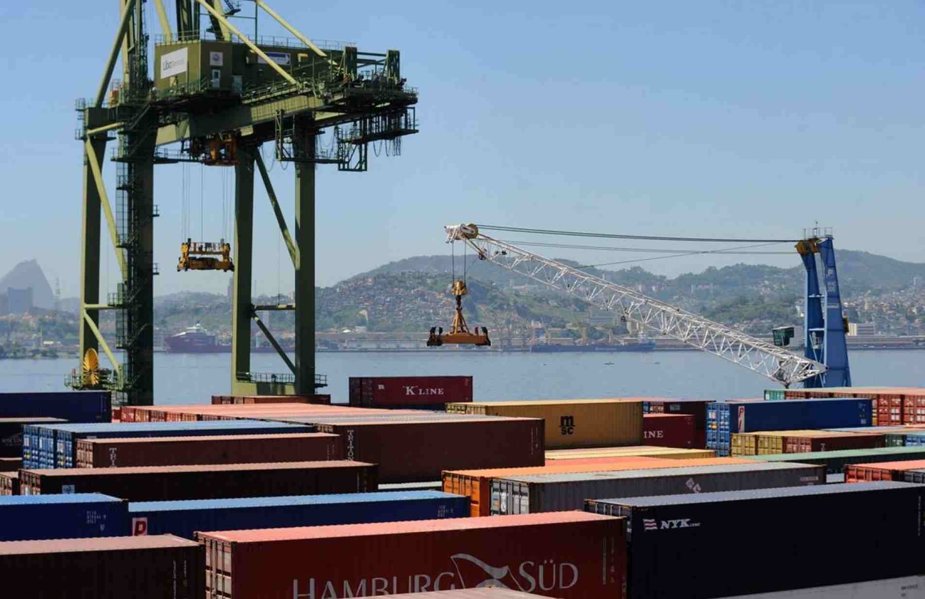 Brasil importou mais e desacelerou as exportações.