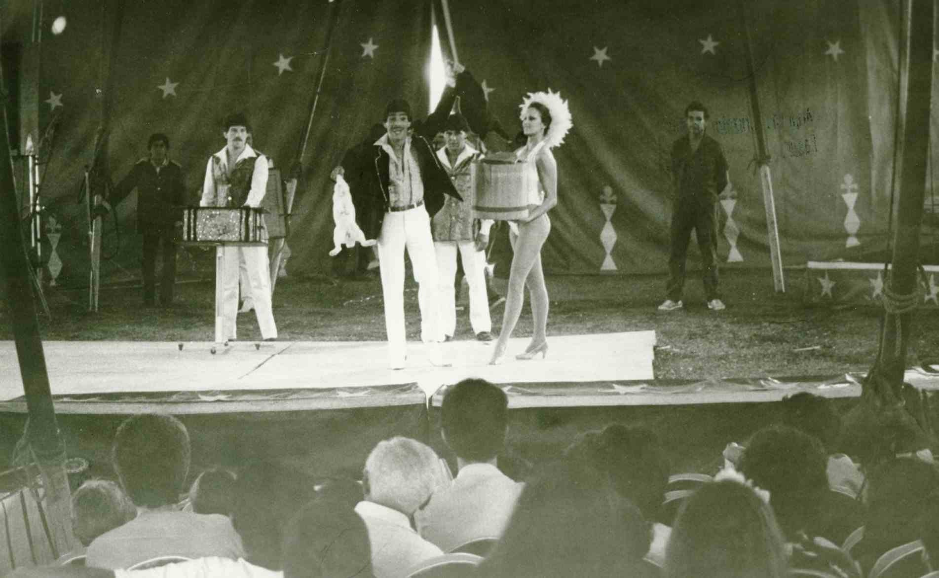 Plateia atenta à apresentação de mágicos, em 1987.