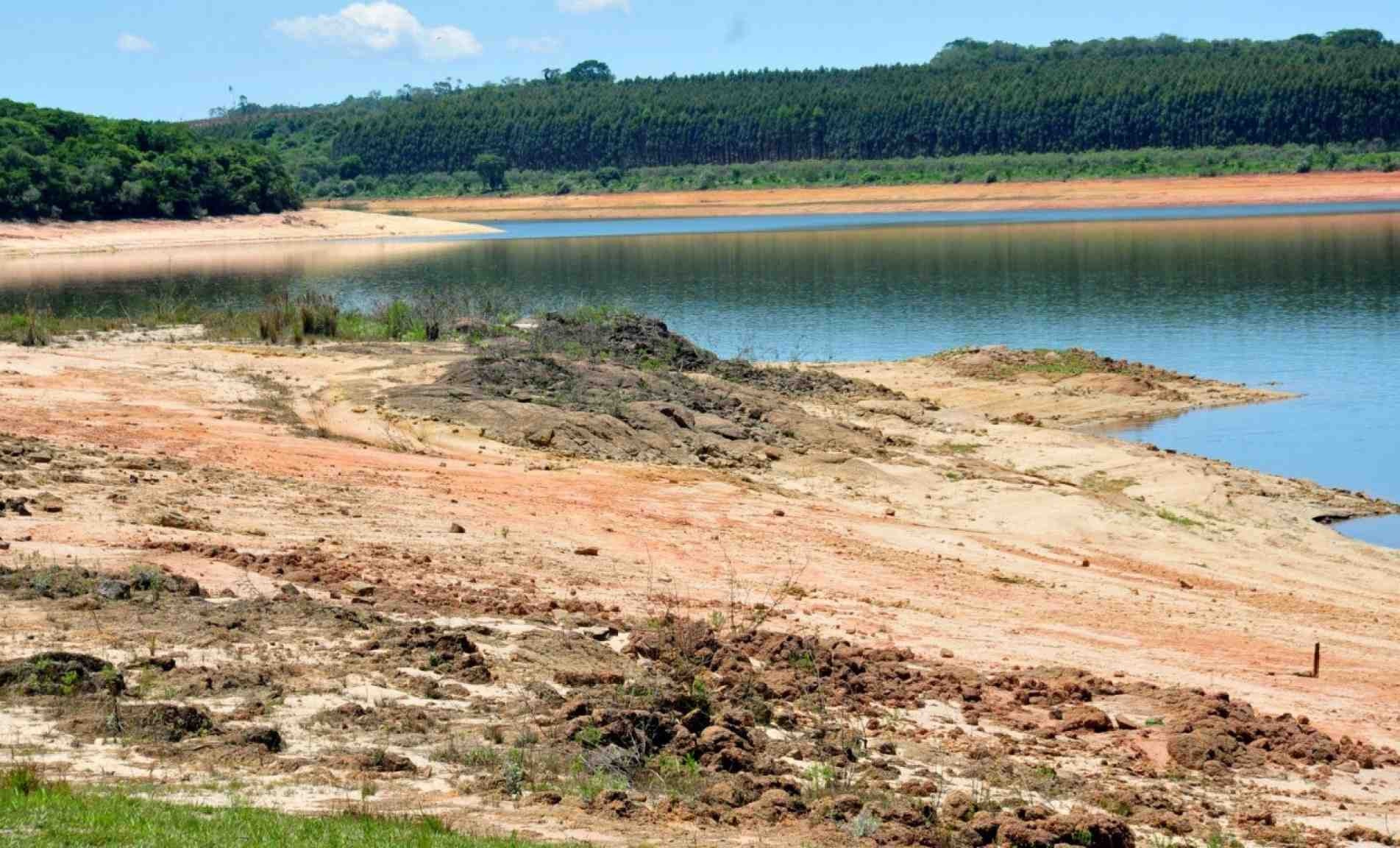 Atualmente, a represa de Itupararanga opera praticamente com o volume morto 