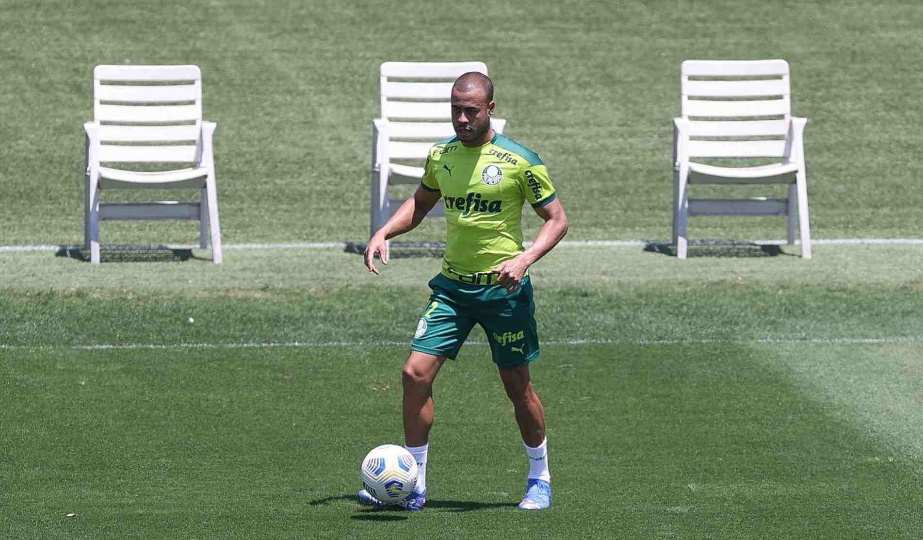 O jogador Mayke, do Palmeiras, durante treinamento.