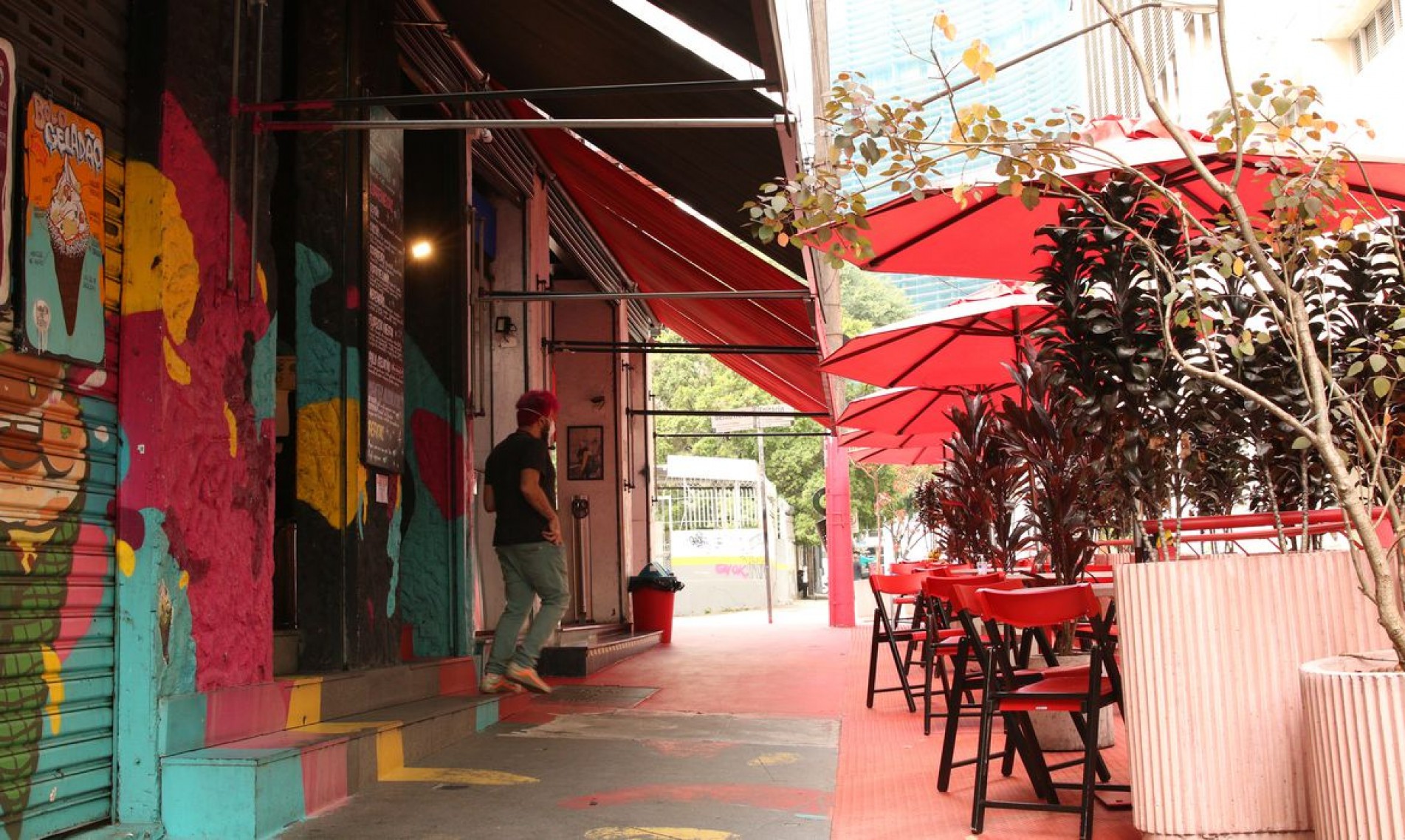 São Paulo - O projeto Ruas SP, da prefeitura de São Paulo, autoriza que bares e restaurantes ocupem com mesas e cadeiras a faixa de rua destinada ao estacionamento de veículos para atendimento público ao ar livre. 